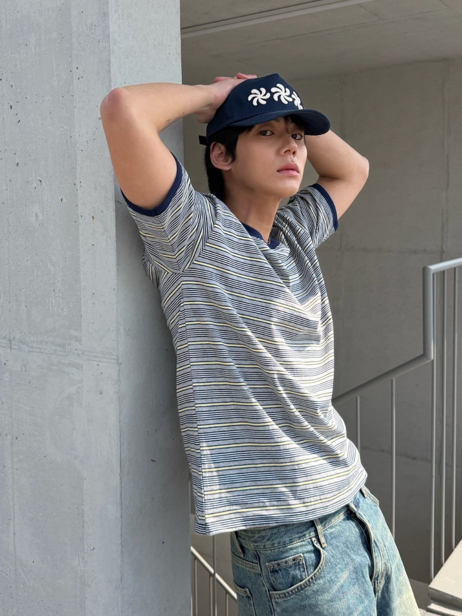AMOU Amou Multi Stripe Ringer T-Shirts Melange, AMOU Spiral 5Pannel Cap Navy 착용 스타일 - 3