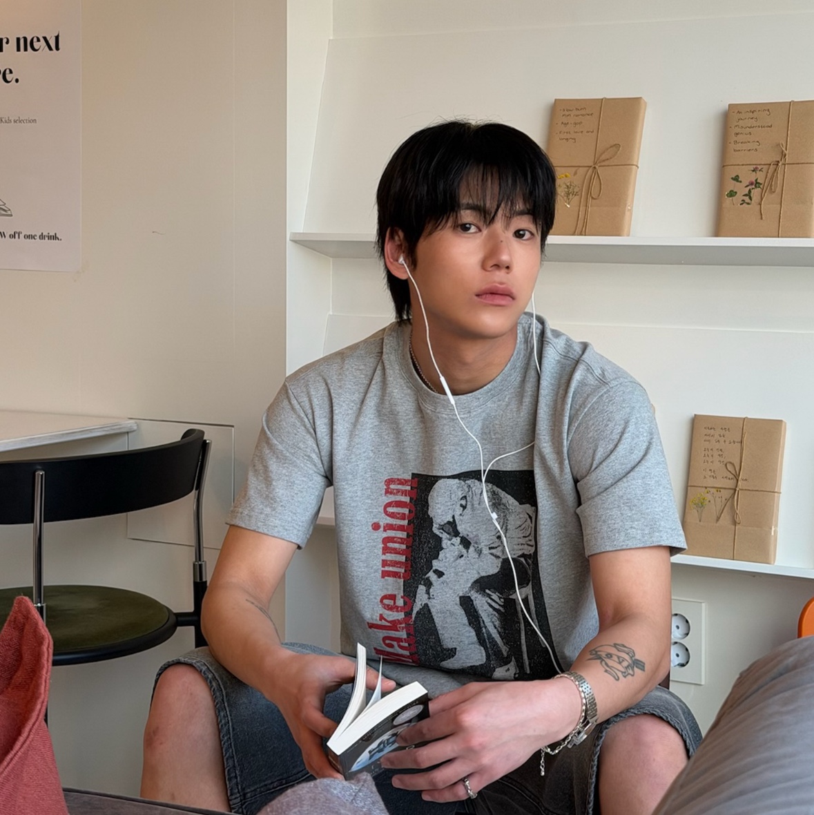 AMOU Trouble Half T-Shirts Gray 착용 스타일 - 1
