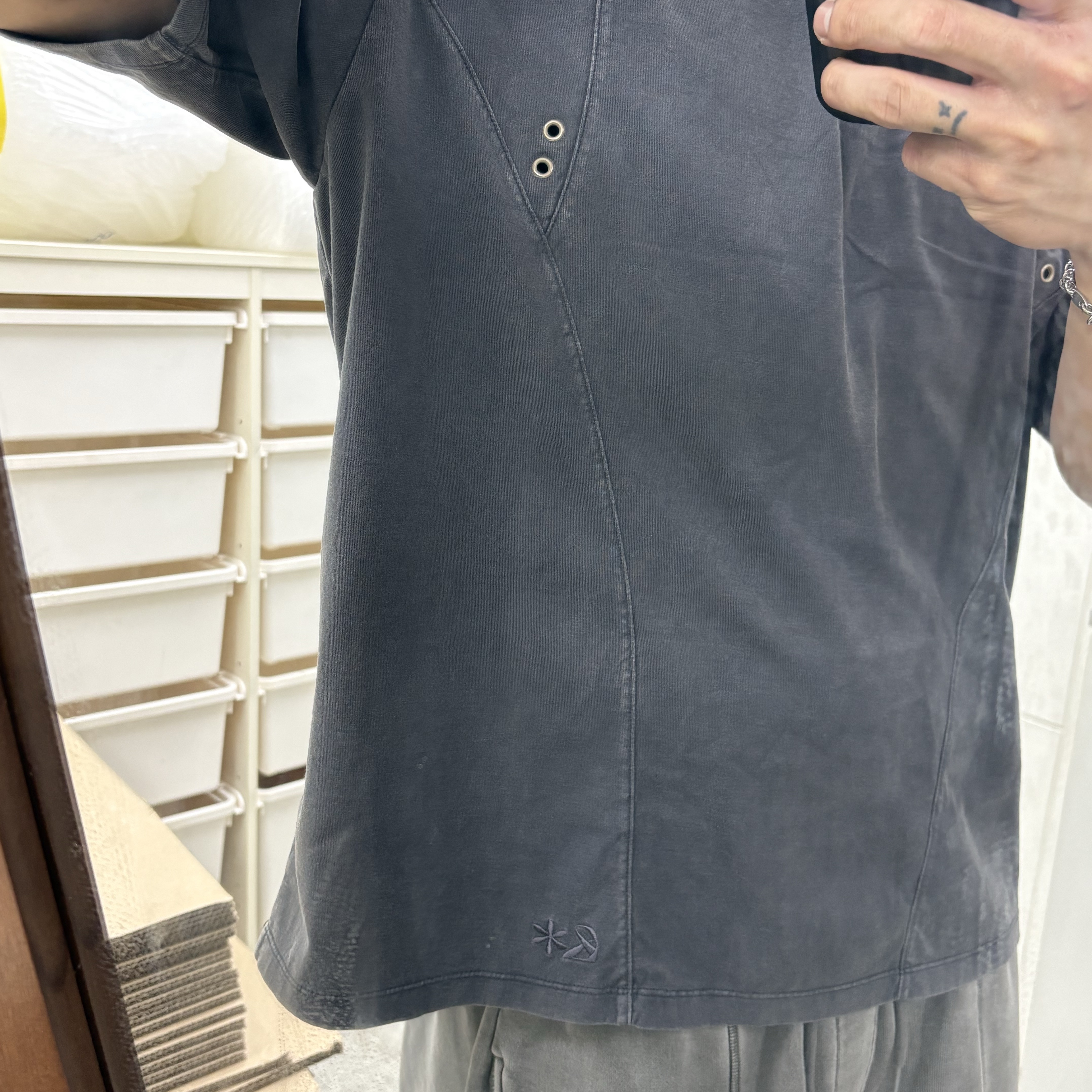 Riomeu Curved Incision Washed Short Sleeve T-shirt Gray 착용 스타일 - 1