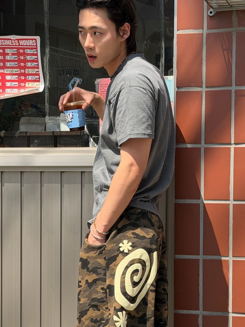 [KREAM 단독] AMOU Kiss Mark Garment T-Shirts Chacoal, [KREAM 단독] AMOU Molly Camo One Tuck Sweat Bermudapants Green 착용 스타일 - 1
