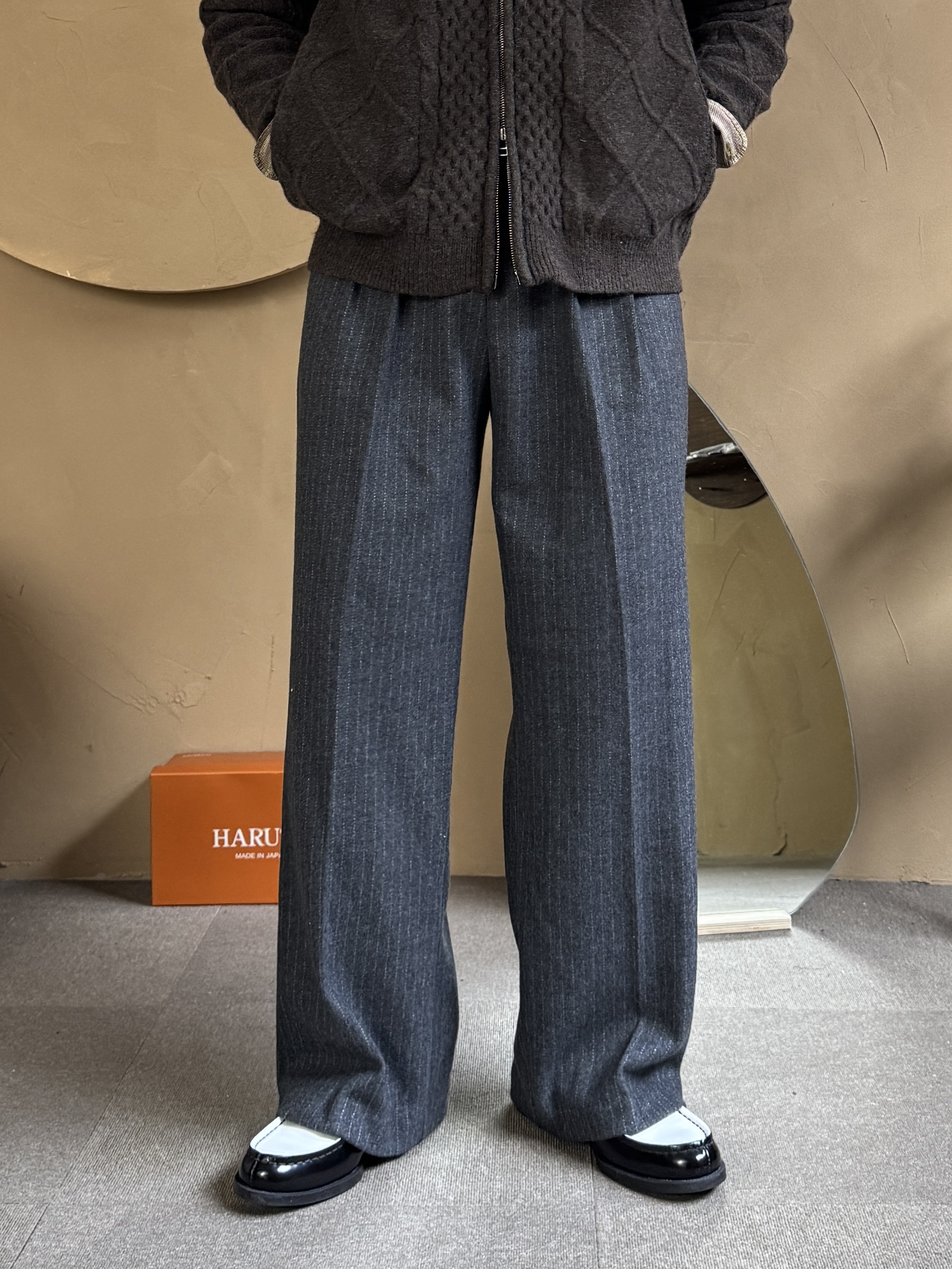 Haruta HS-906 Penny Loafer Black & White 착용 스타일 - 2