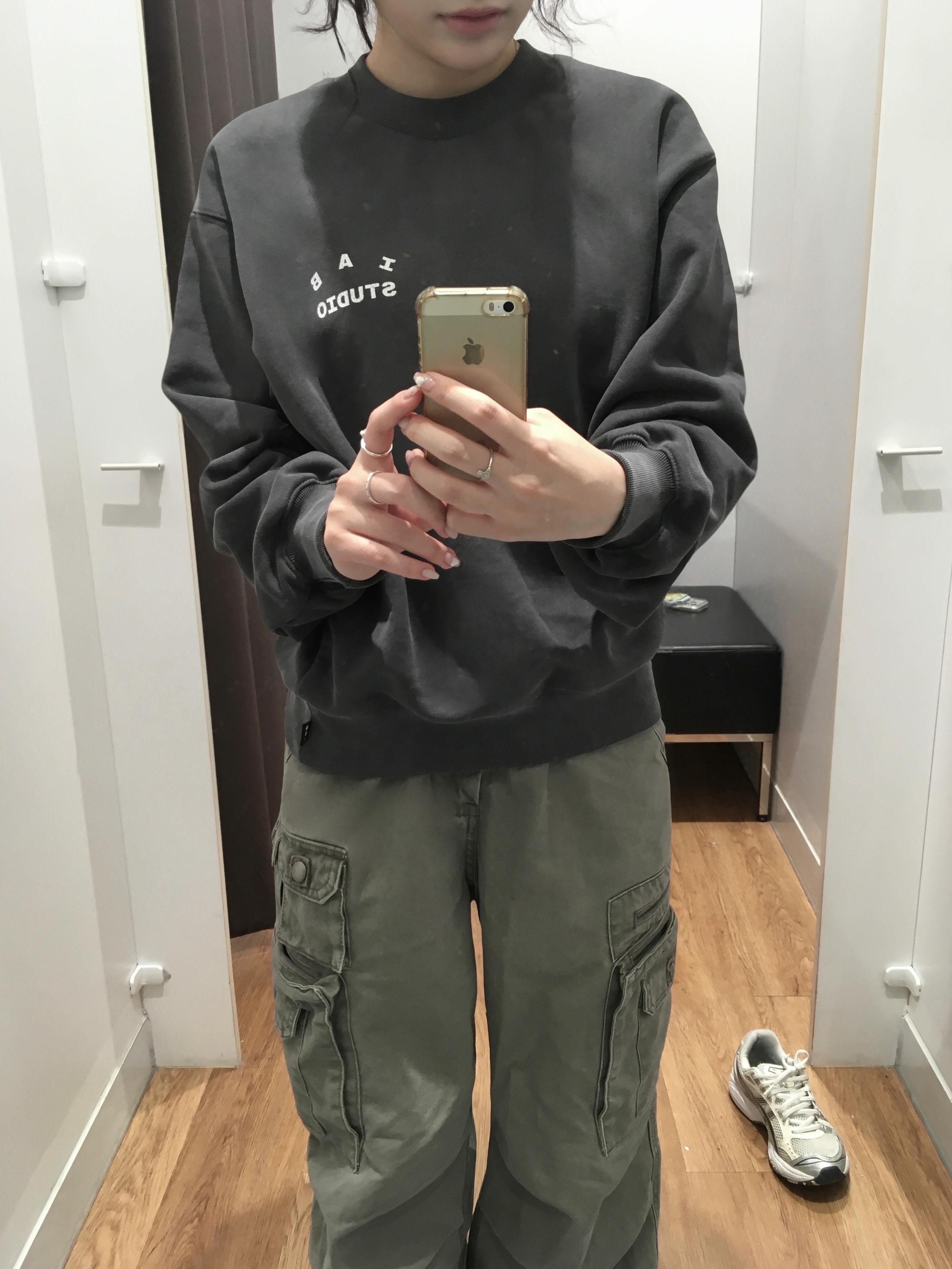 IAB Studio IAB Damaged Logo Sweatshirt Charcoal 착용 스타일 - 6