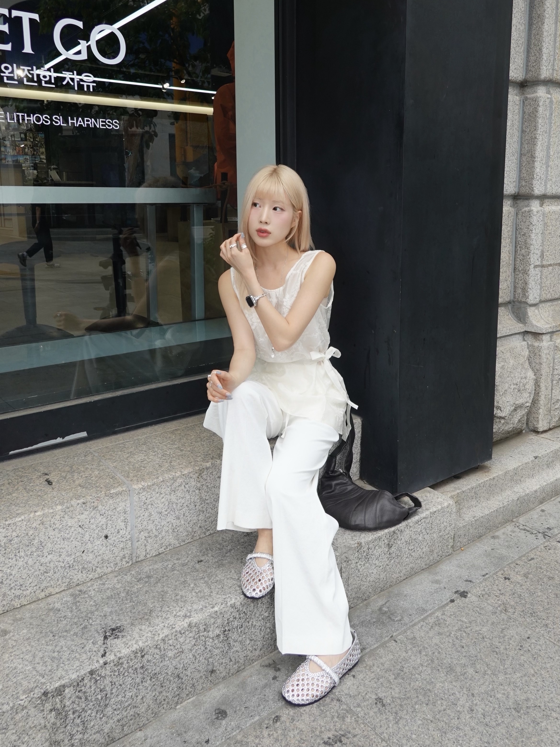 Lemaire Small Croissant Bag Soft Nappa Leather Dark Chocolate 착용 스타일 - 3