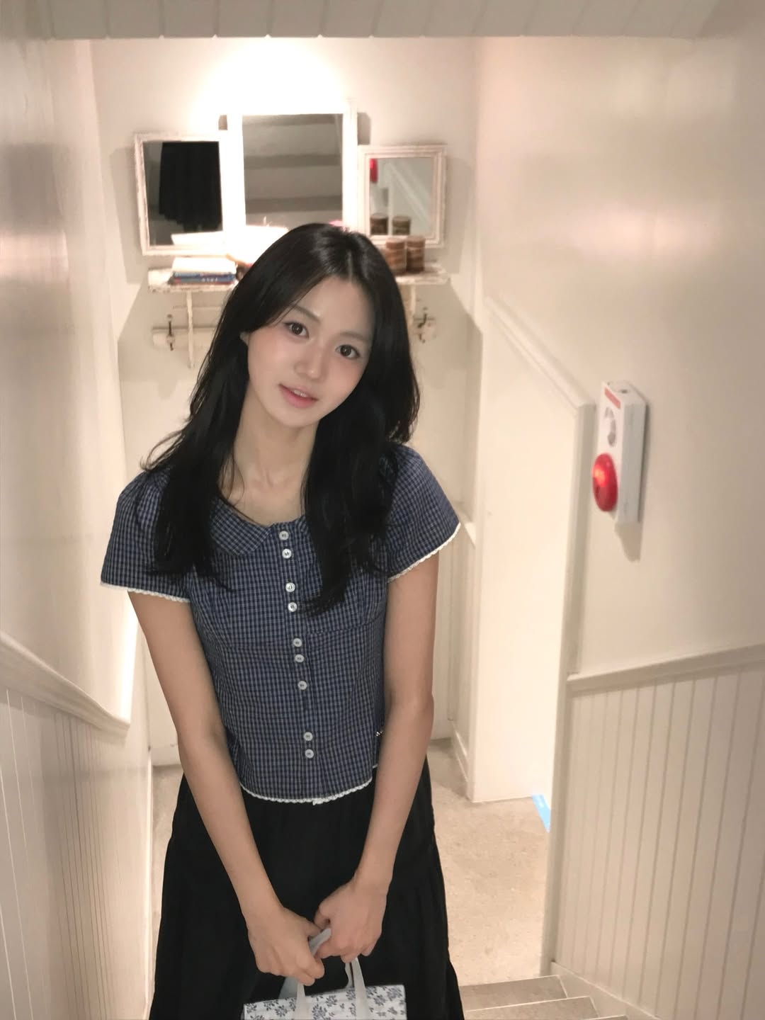 Rosefrantz Round Collar Short Sleeve Blouse [Navy] 착용 스타일 - 3