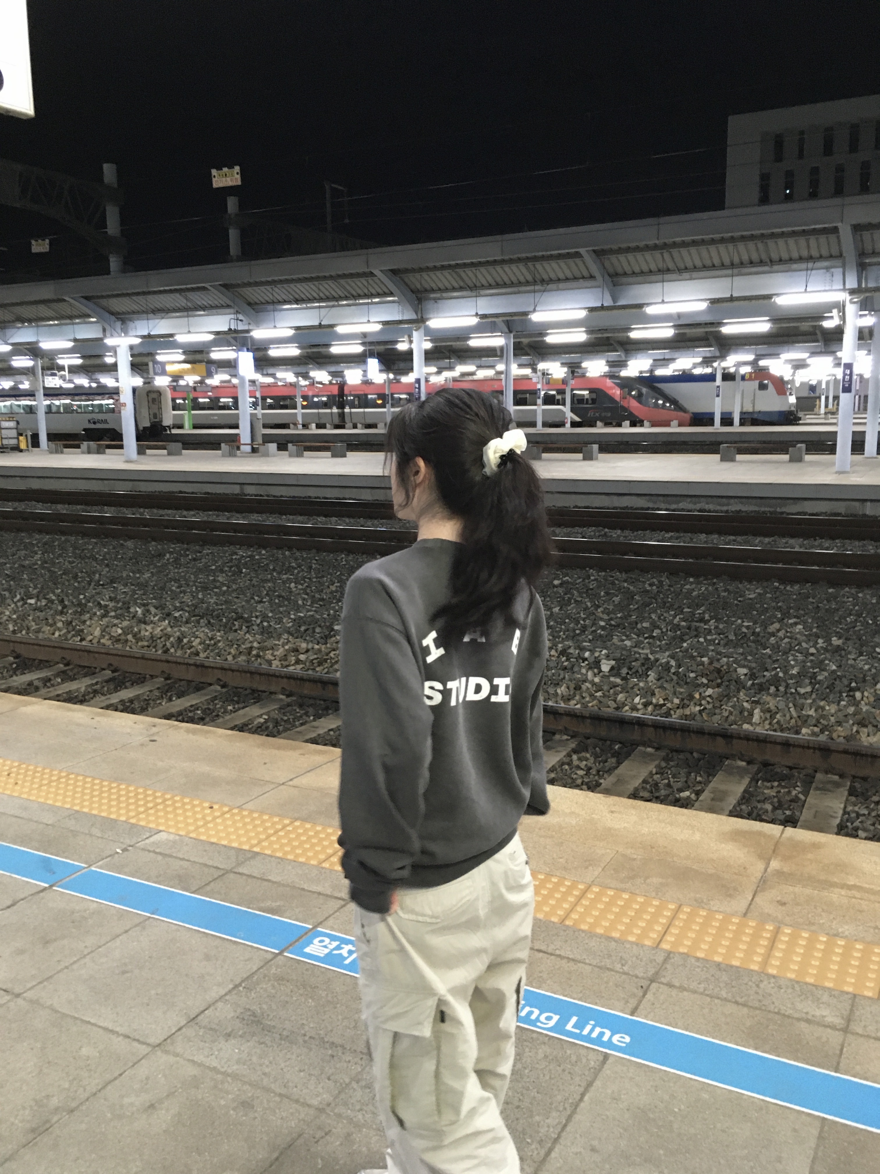 IAB Studio IAB Damaged Logo Sweatshirt Charcoal 착용 스타일 - 3