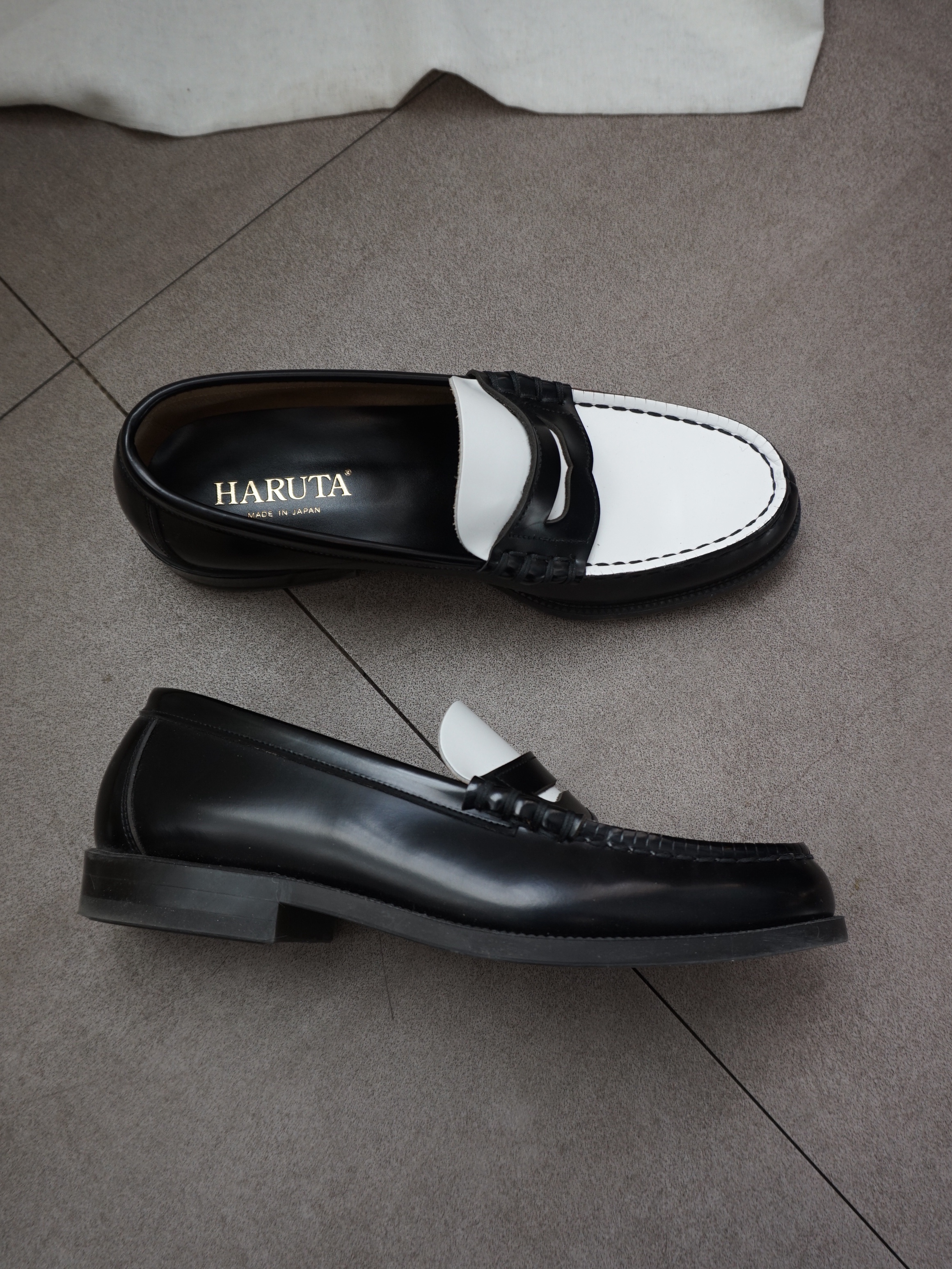 Haruta HS-906 Penny Loafer Black & White 착용 스타일 - 8