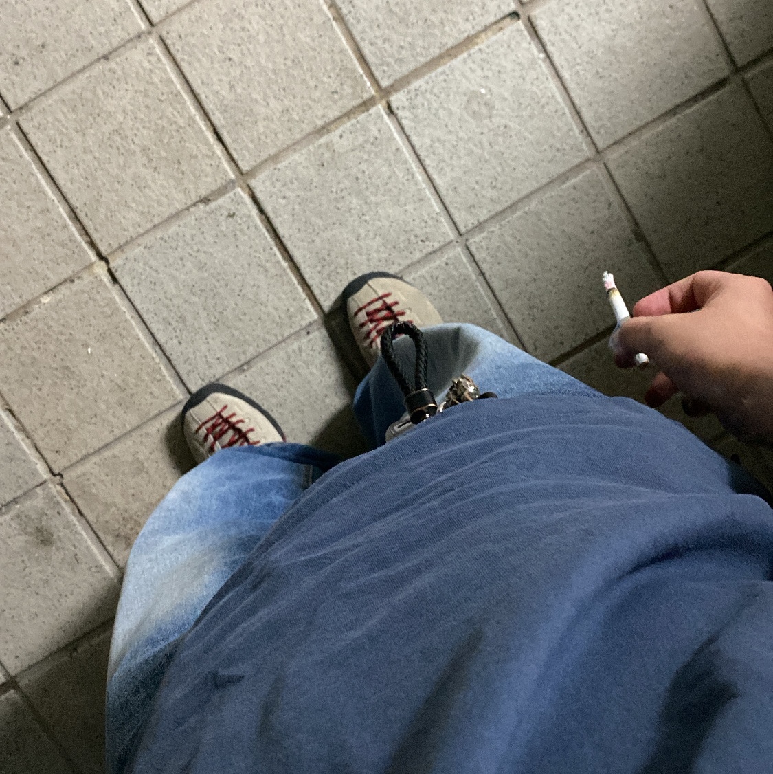 Keen Jasper Suede Sneakers Silver Mink, Uniqlo x JW Anderson Raglan T-Shirt Blue 착용 스타일
