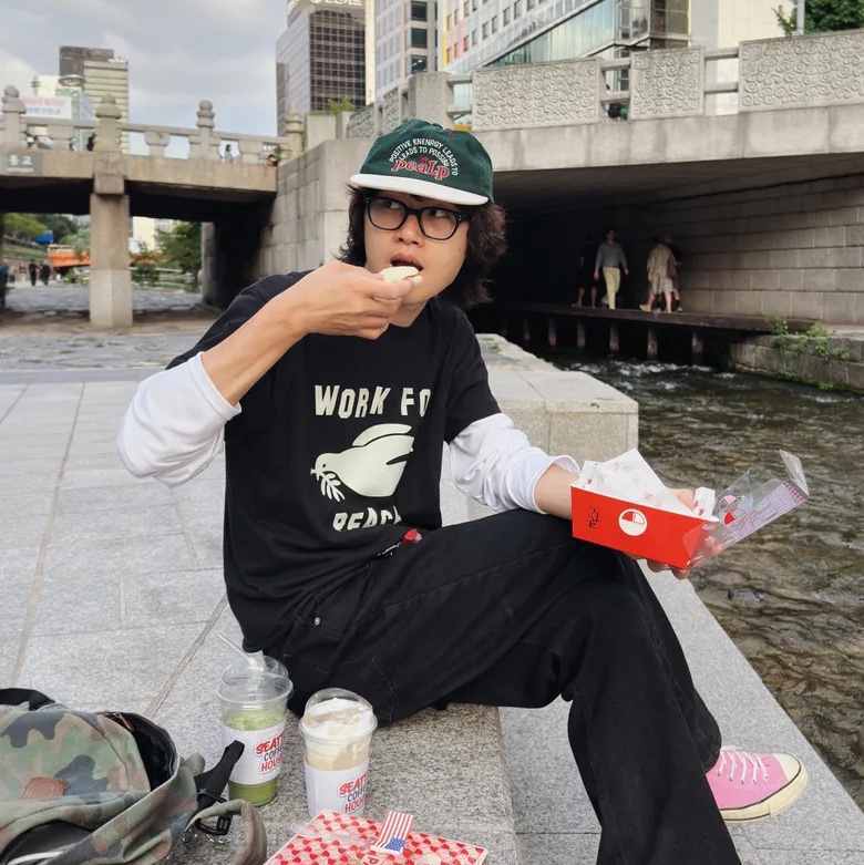GILDAN x Vintage Collection Work For Peace T-Shirt Black 착용 스타일 - 3