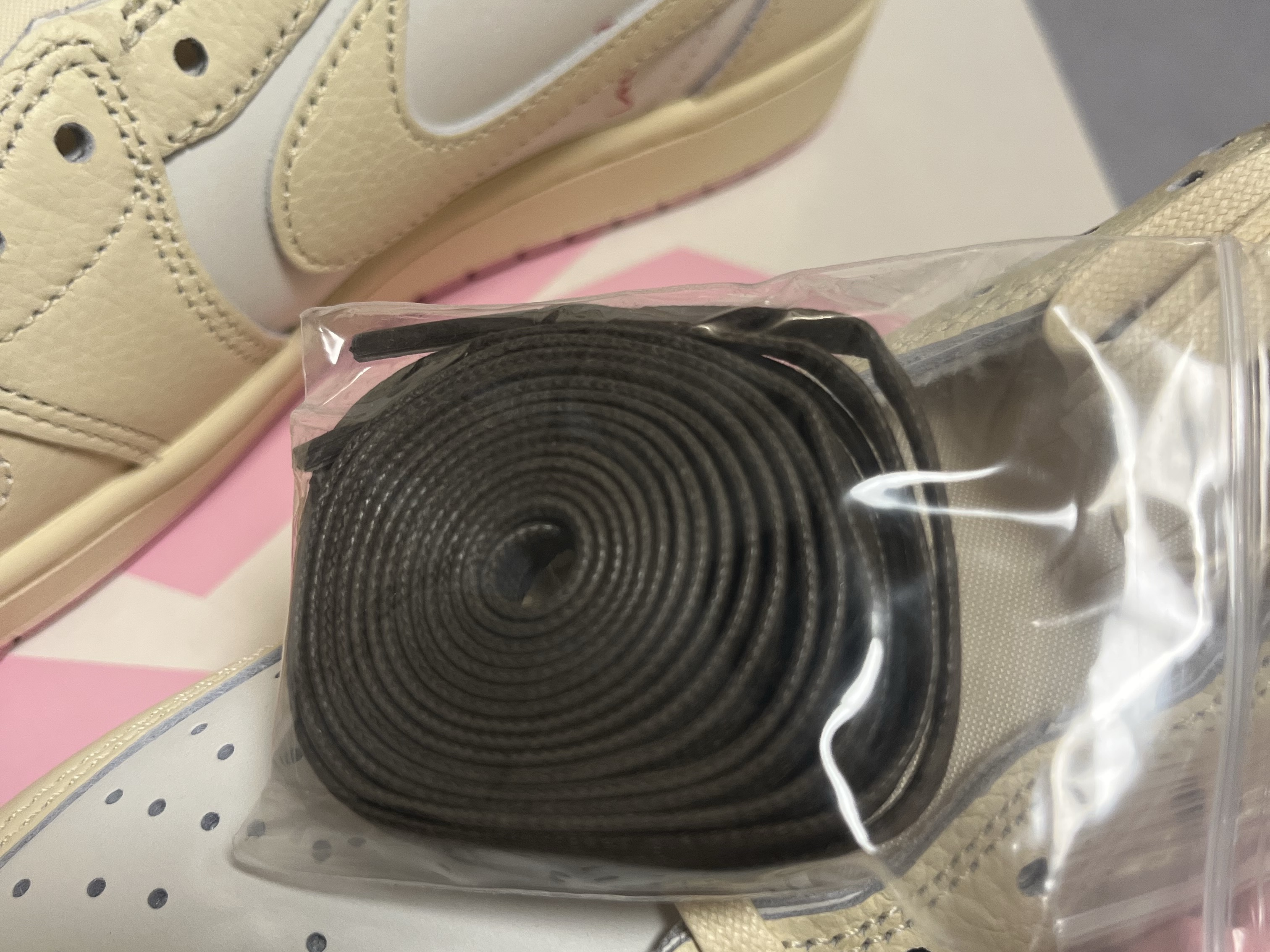 Jordan 1 x Travis Scott Retro Low OG SP Muslin Shy Pink 착용 스타일 - 5