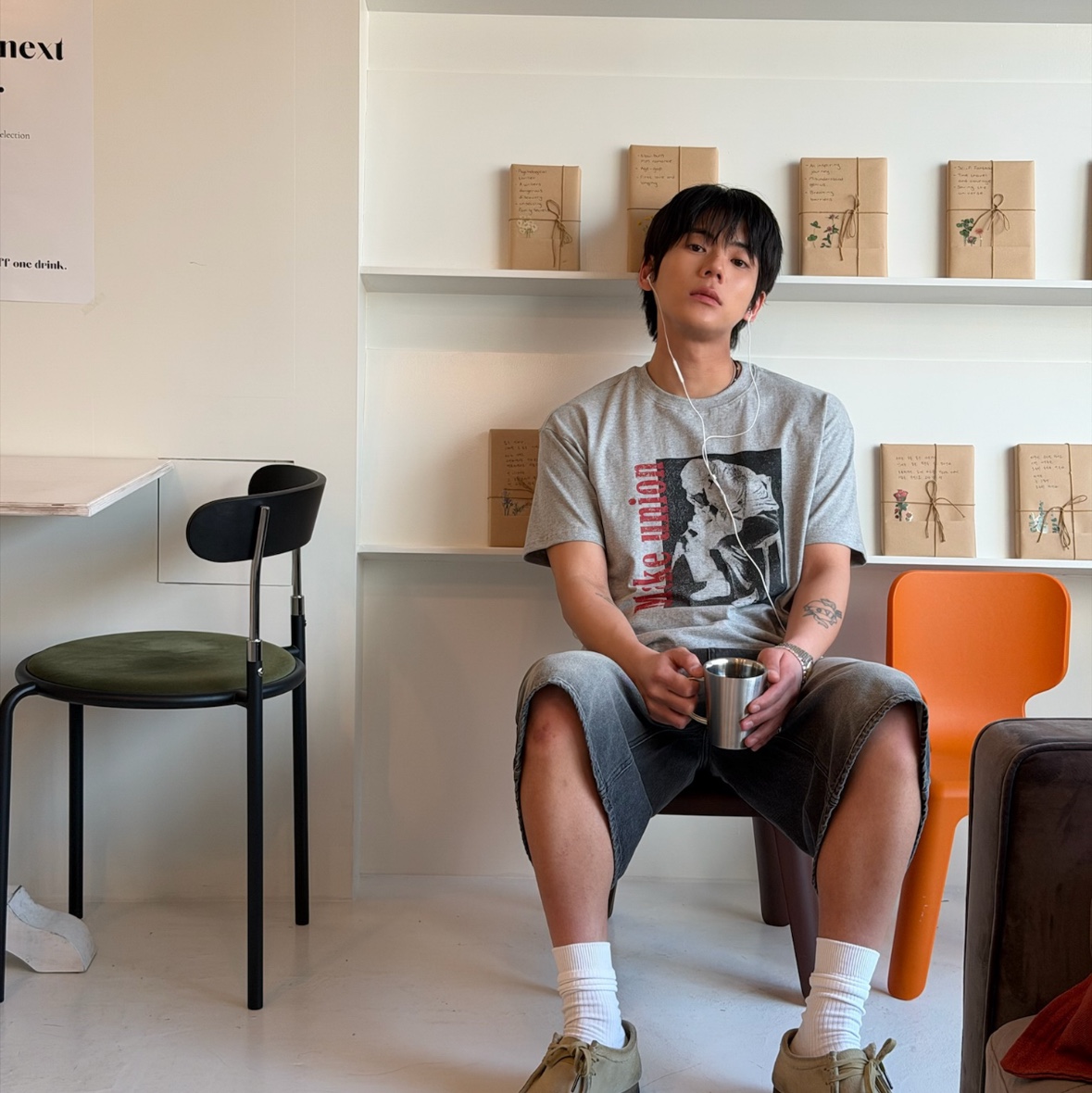 AMOU Trouble Half T-Shirts Gray 착용 스타일 - 3