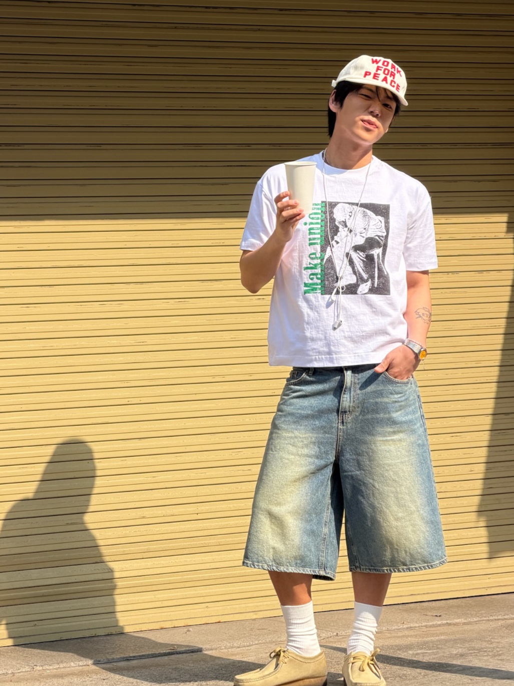 AMOU Trouble Half T-Shirts White, AMOU Work For Peace 5pannel Cap Ivory 착용 스타일 - 1