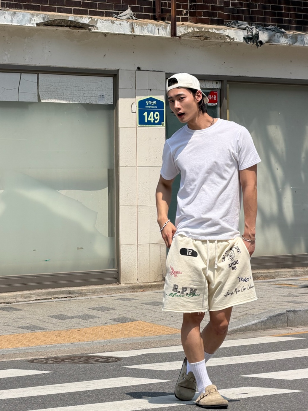 [KREAM 단독] AMOU Cali Shorts Cream 착용 스타일 - 2