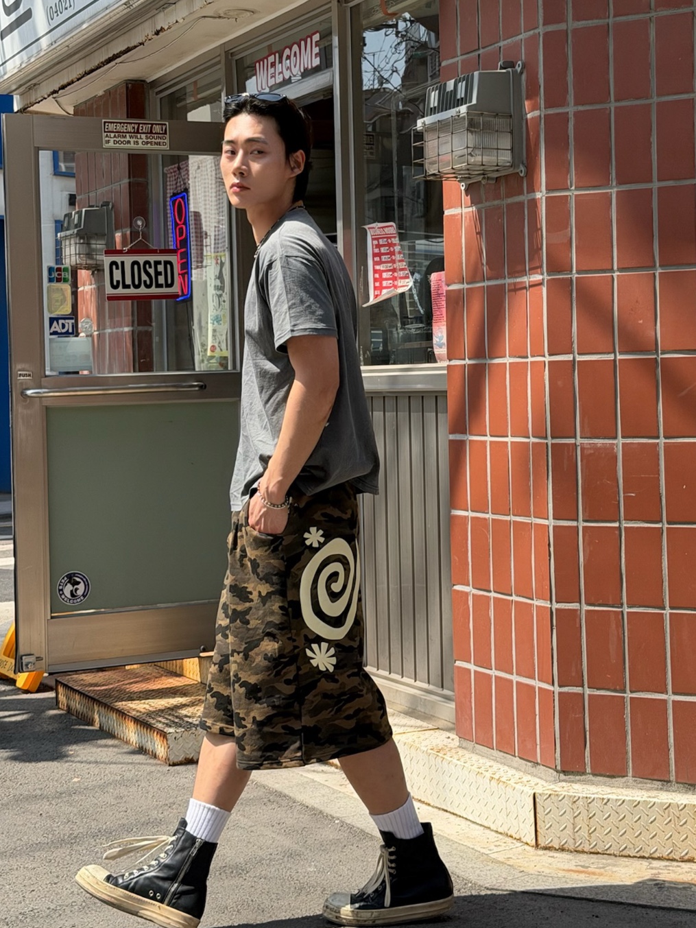 [KREAM 단독] AMOU Molly Camo One Tuck Sweat Bermudapants Green, [KREAM 단독] AMOU Kiss Mark Garment T-Shirts Chacoal 착용 스타일 - 1