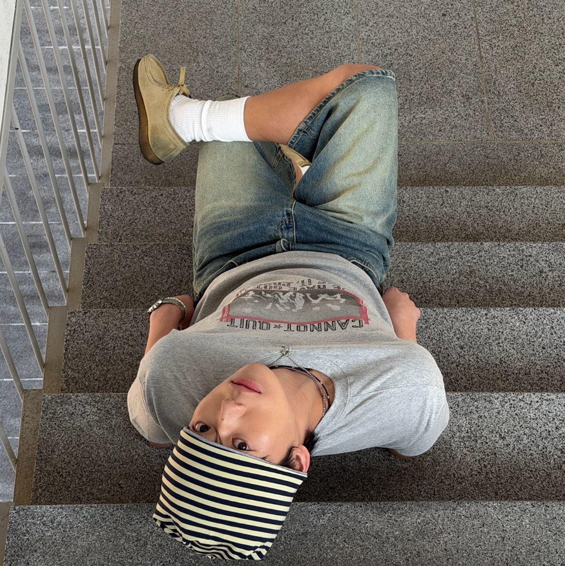 AMOU Marking Box Half T-Shirts Gray, AMOU Reversible Stripe Beanie Gray 착용 스타일