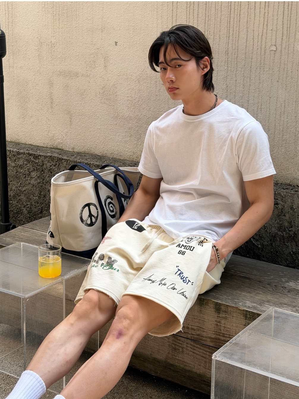 AMOU 3Spot Tote Bag, [KREAM 단독] AMOU Cali Shorts Cream 착용 스타일 - 2
