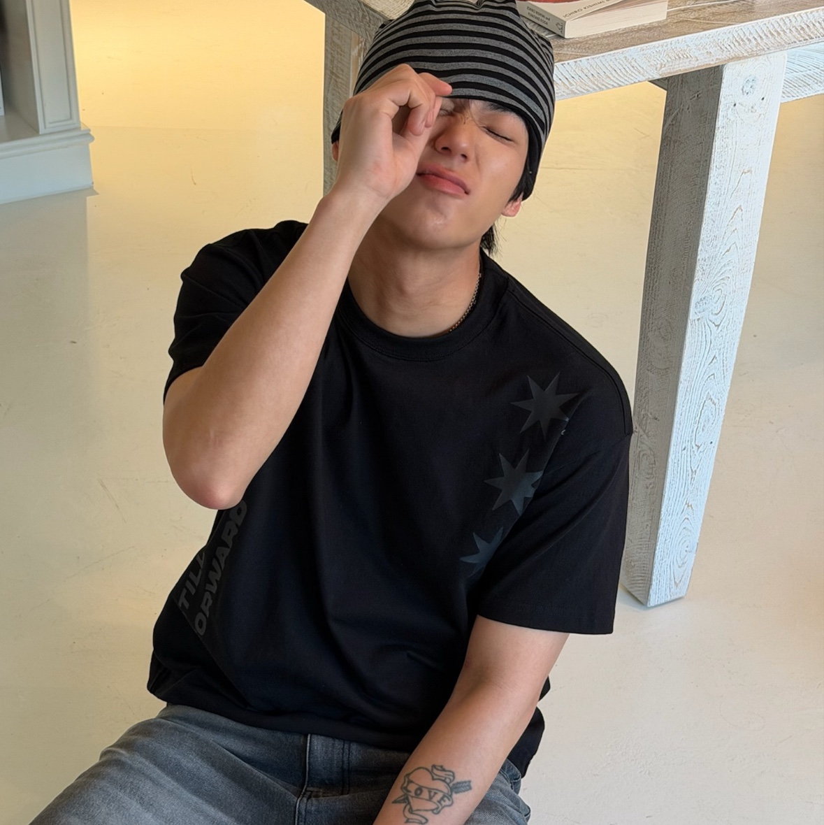 AMOU Reversible Stripe Beanie Black, AMOU Motion Half T-Shirts Black 착용 스타일 - 2