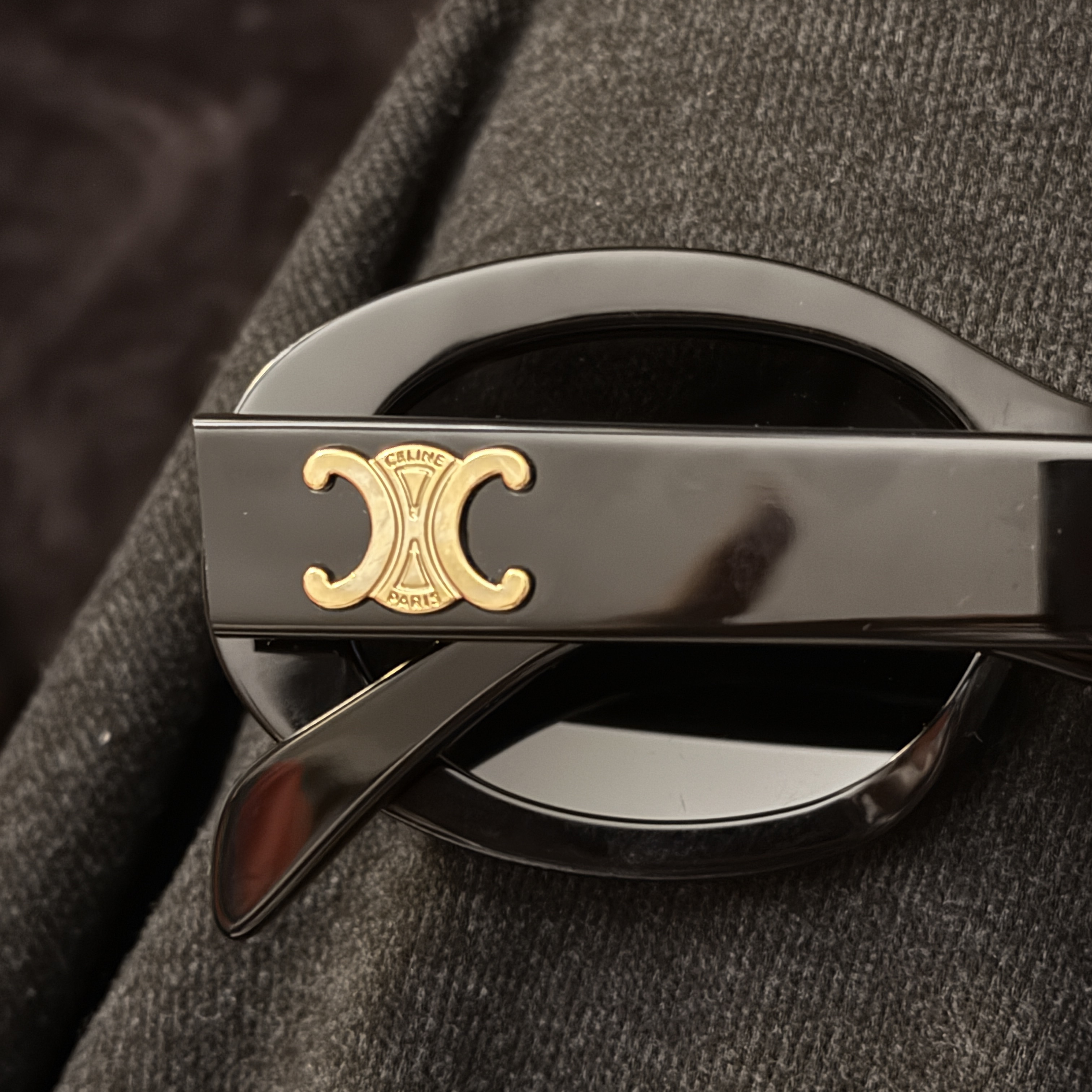 (W) Celine Triomphe 01 Sunglasses in Acetate Black 착용 스타일