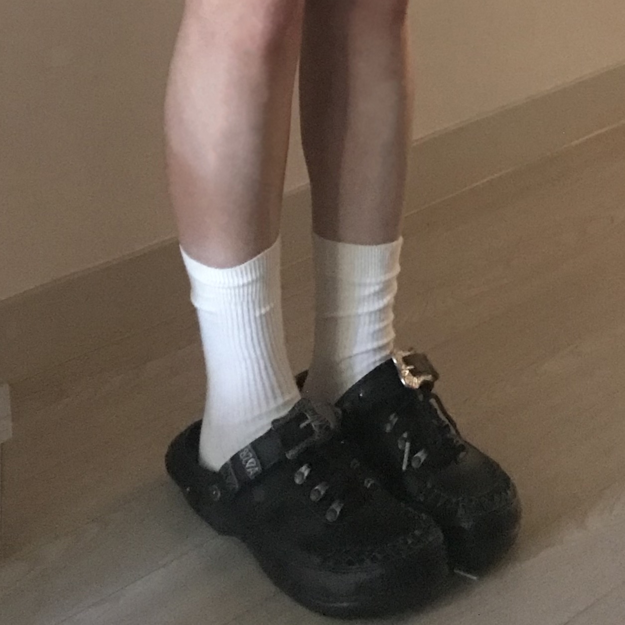 NICKEL DONKEY BERMUDA PANTS, Crocs x Andersson Bell Classic Clog Black 착용 스타일 - 2