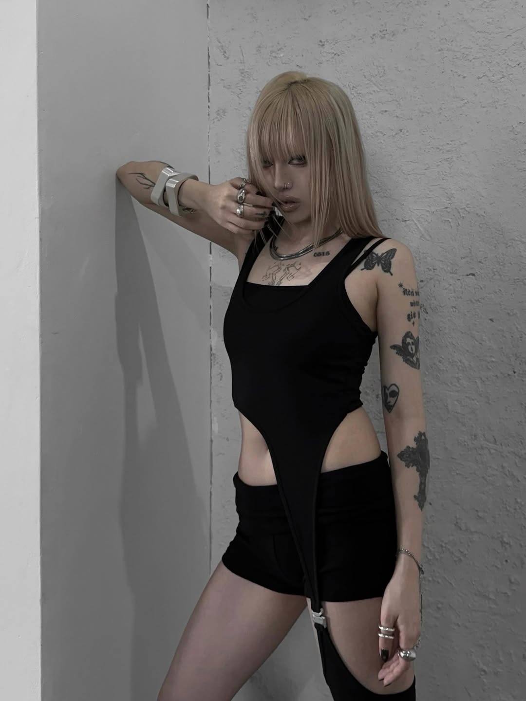 VOONT Cut Out Garter Sleeveless (BLACK) 착용 스타일 - 1