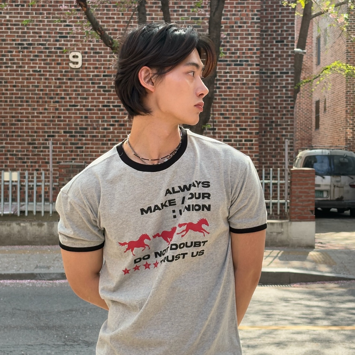 AMOU Runing Horse Ringer T-Shirts Gray 착용 스타일 - 2