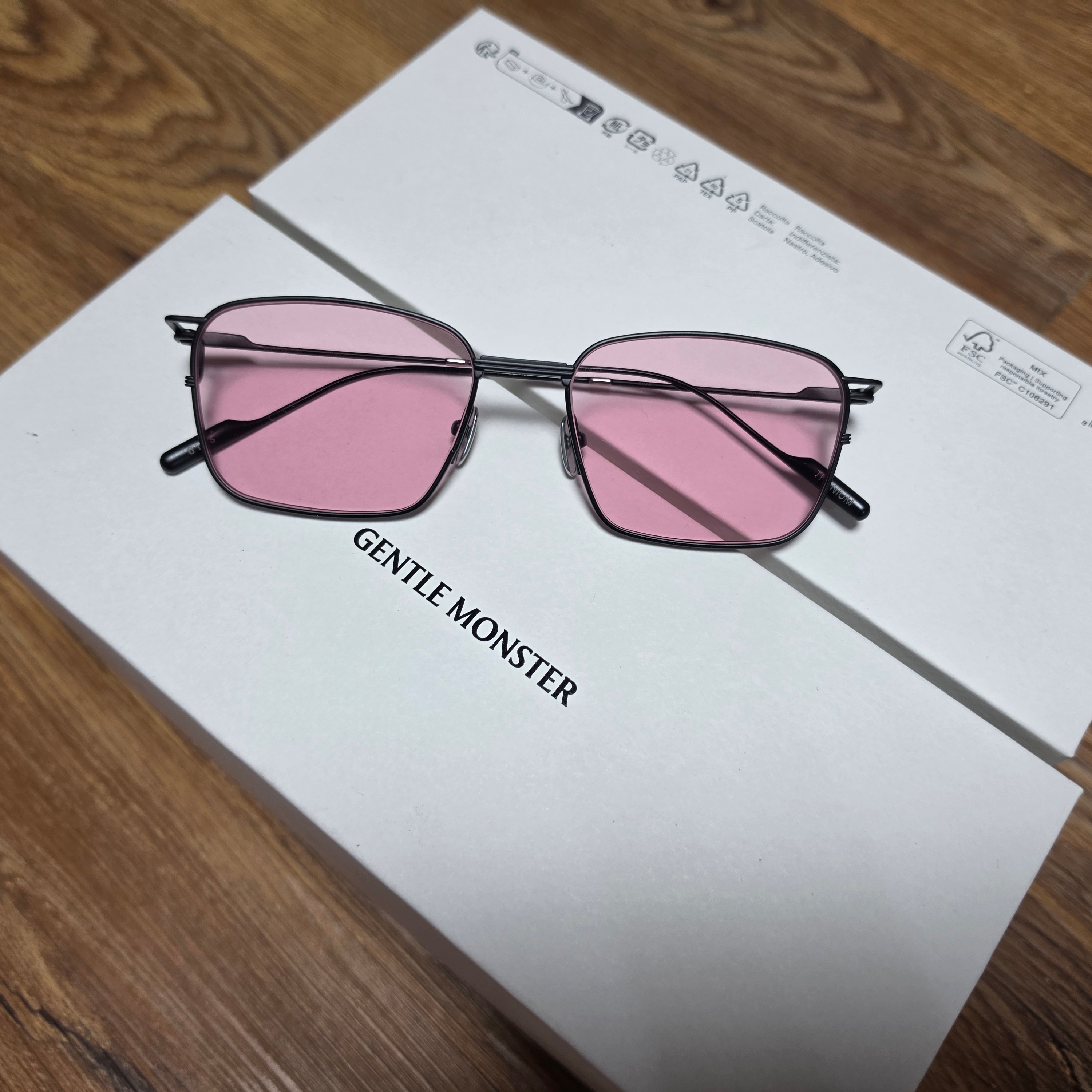 Gentle Monster Otas M01 Pink Black 착용 스타일 - 2