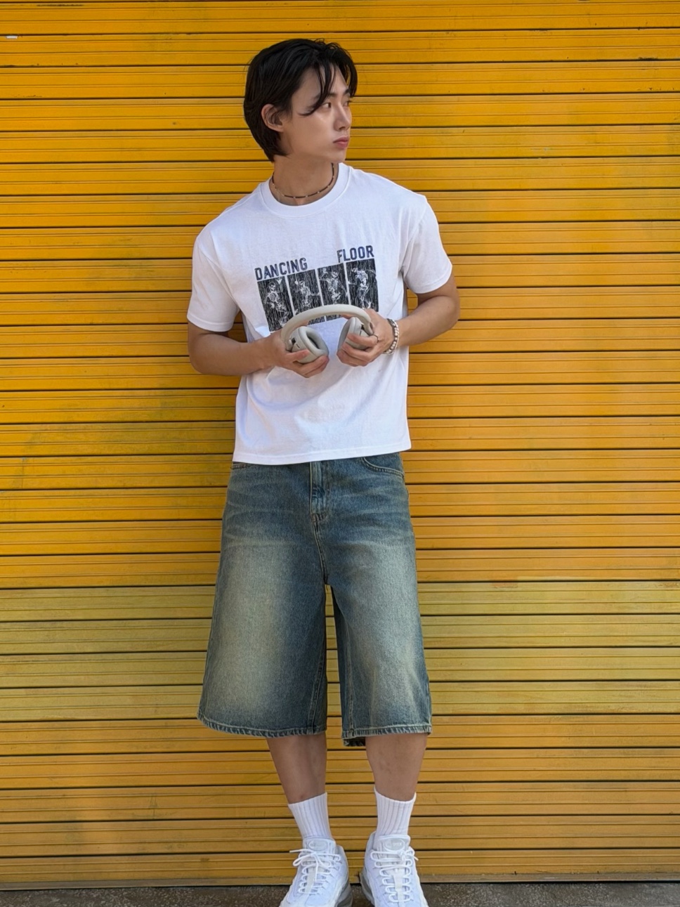 AMOU Dancing Skull Half T-Shirts White, AMOU Hand Sign Denim Bermuda Pants Blue 착용 스타일 - 4