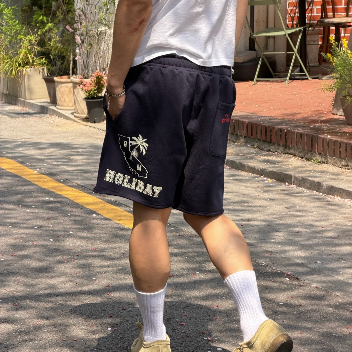 [KREAM 단독] AMOU Cali Shorts Navy 착용 스타일 - 4