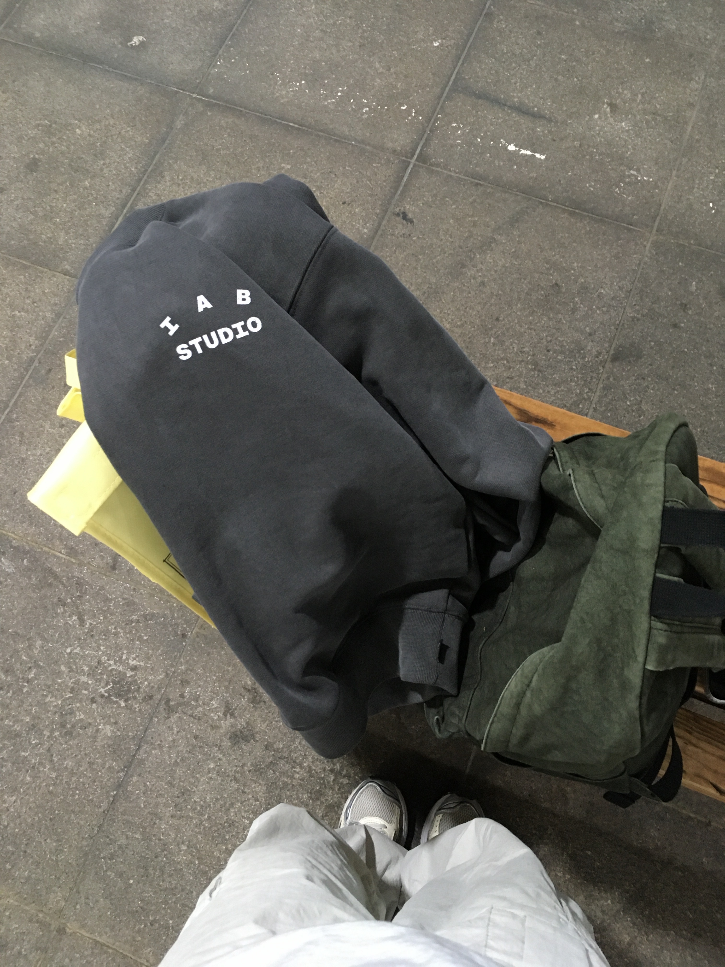 IAB Studio IAB Damaged Logo Sweatshirt Charcoal 착용 스타일 - 4