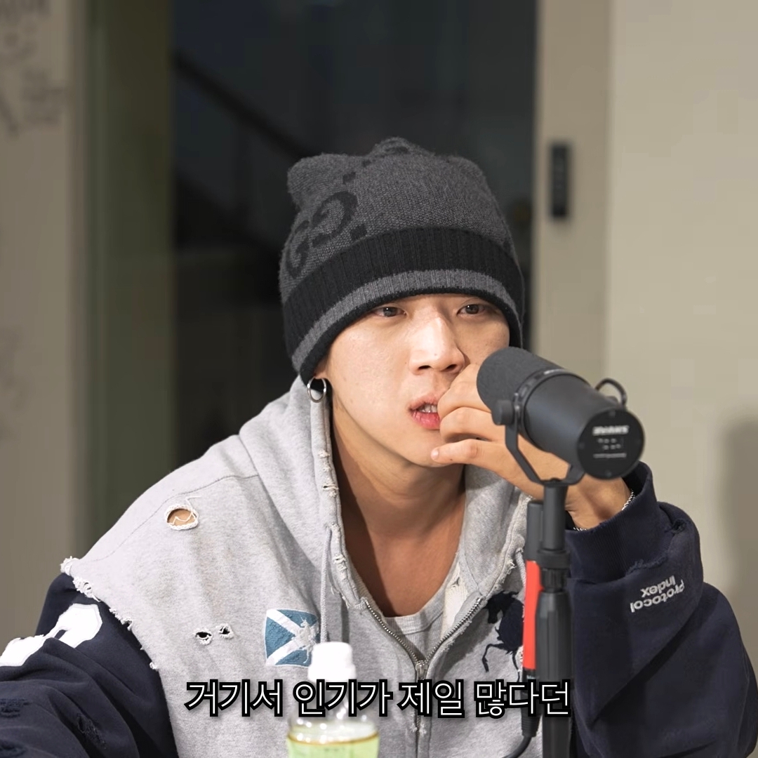 Gucci GG Knit Cashmere Hat Grey Black 착용 스타일 - 2