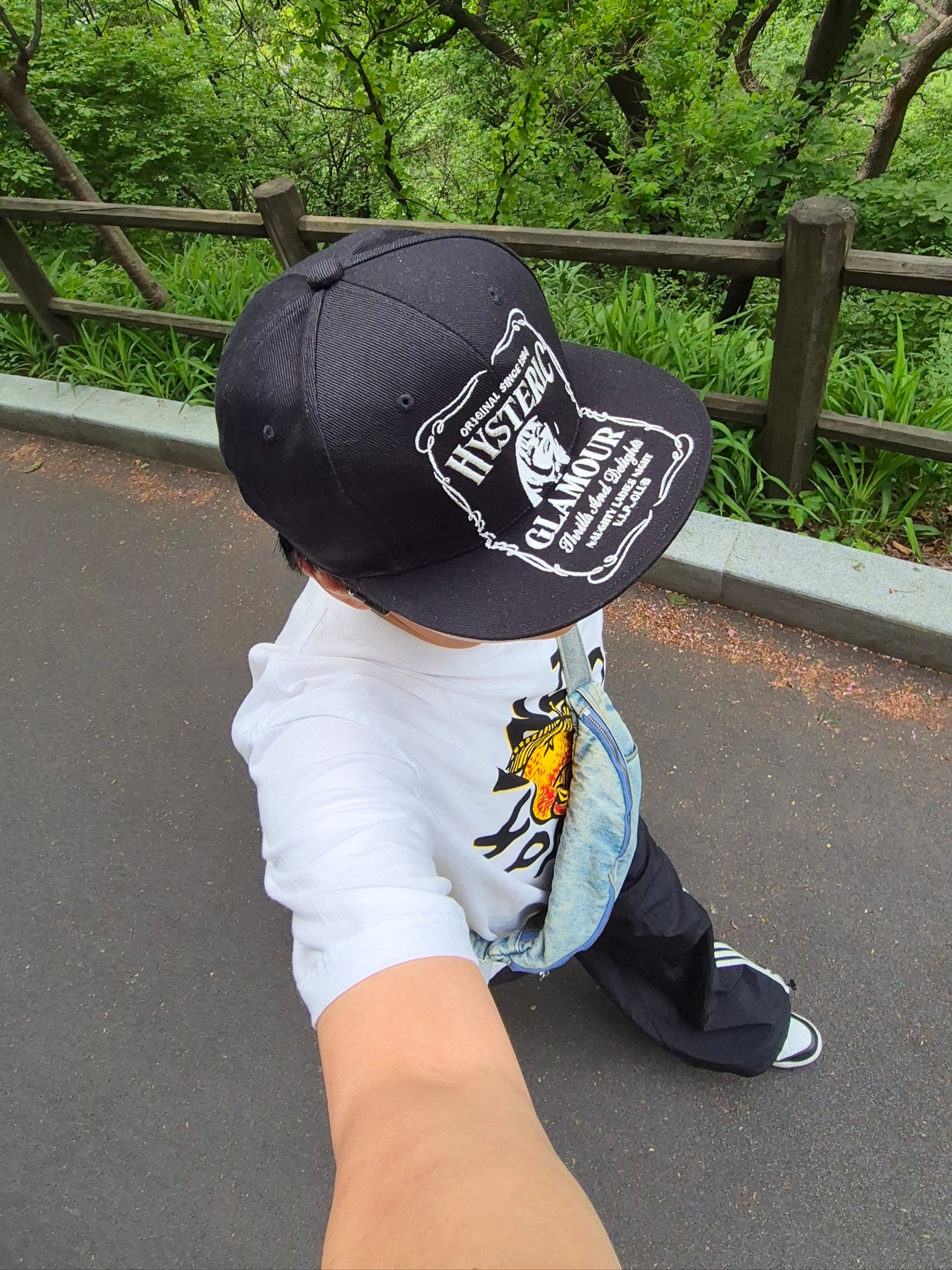 Hysteric Glamour HYS Whisky Embroidery Cap Black, Kenzo Big Orange Classic T-Shirt Off White 착용 스타일 - 2