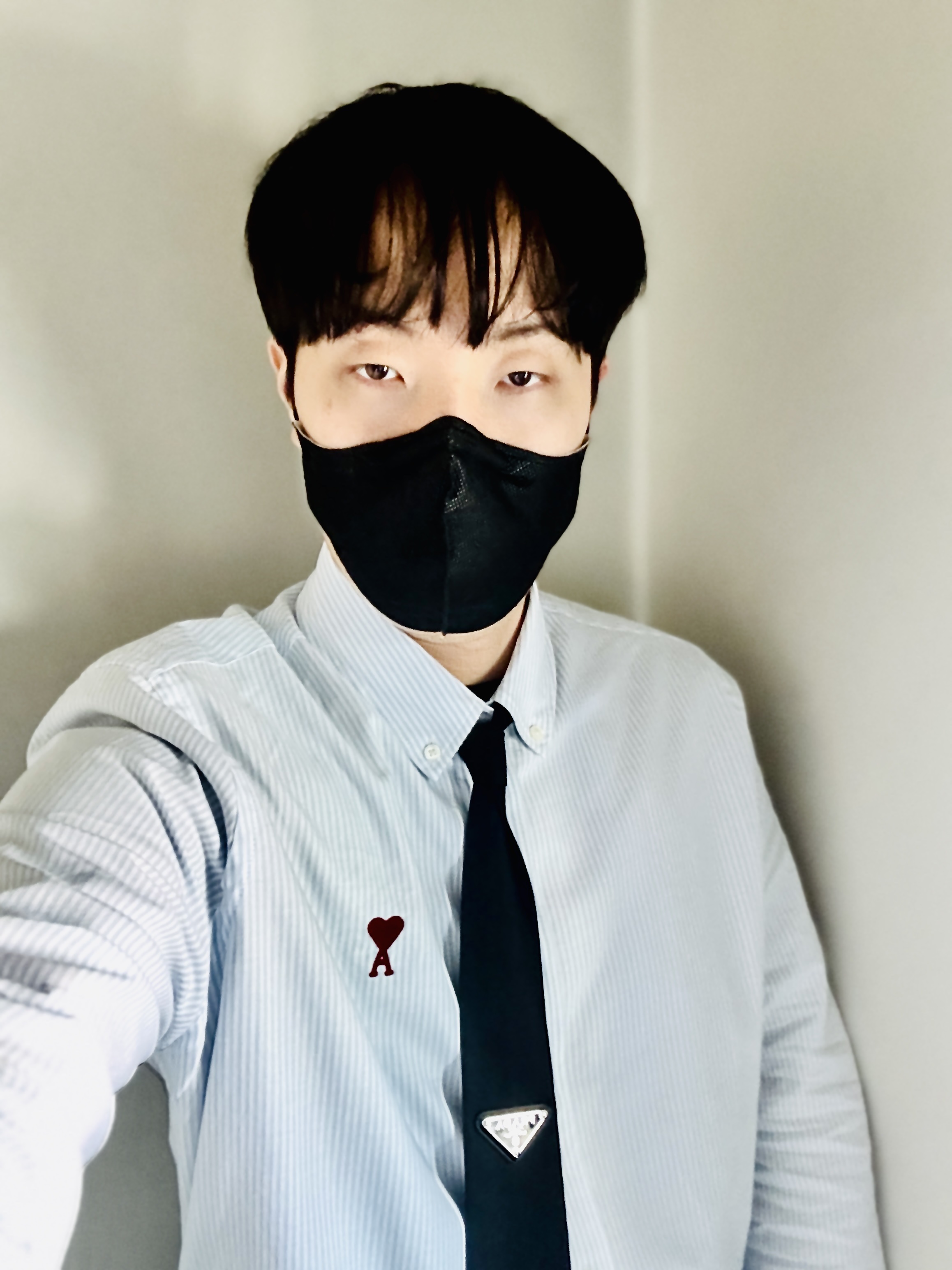 AMI de Coeur Striped Button-Down Shirt Sky Blue White, Prada Re-Nylon Gabardine Tie Black 착용 스타일