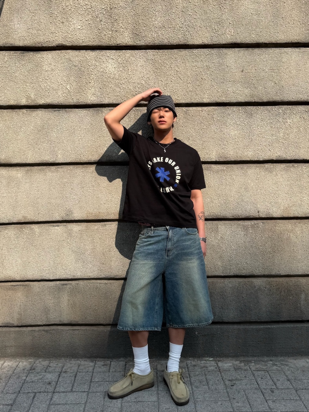 AMOU Lettering Circle Half T-Shirts Black, AMOU Reversible Stripe Beanie Black 착용 스타일