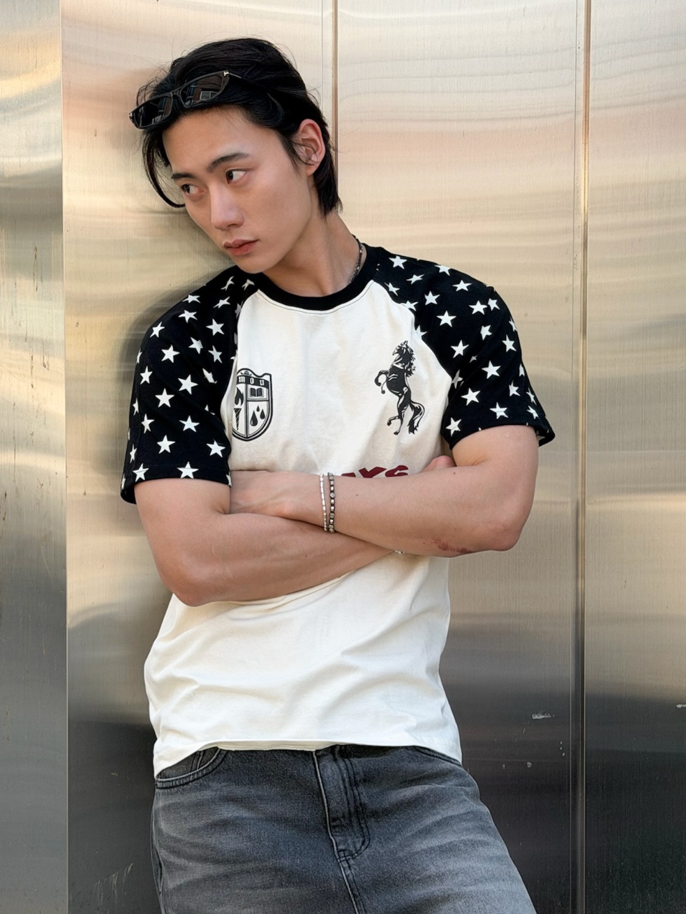 AMOU Always Star Reglan T-Shirts Black 착용 스타일 - 3