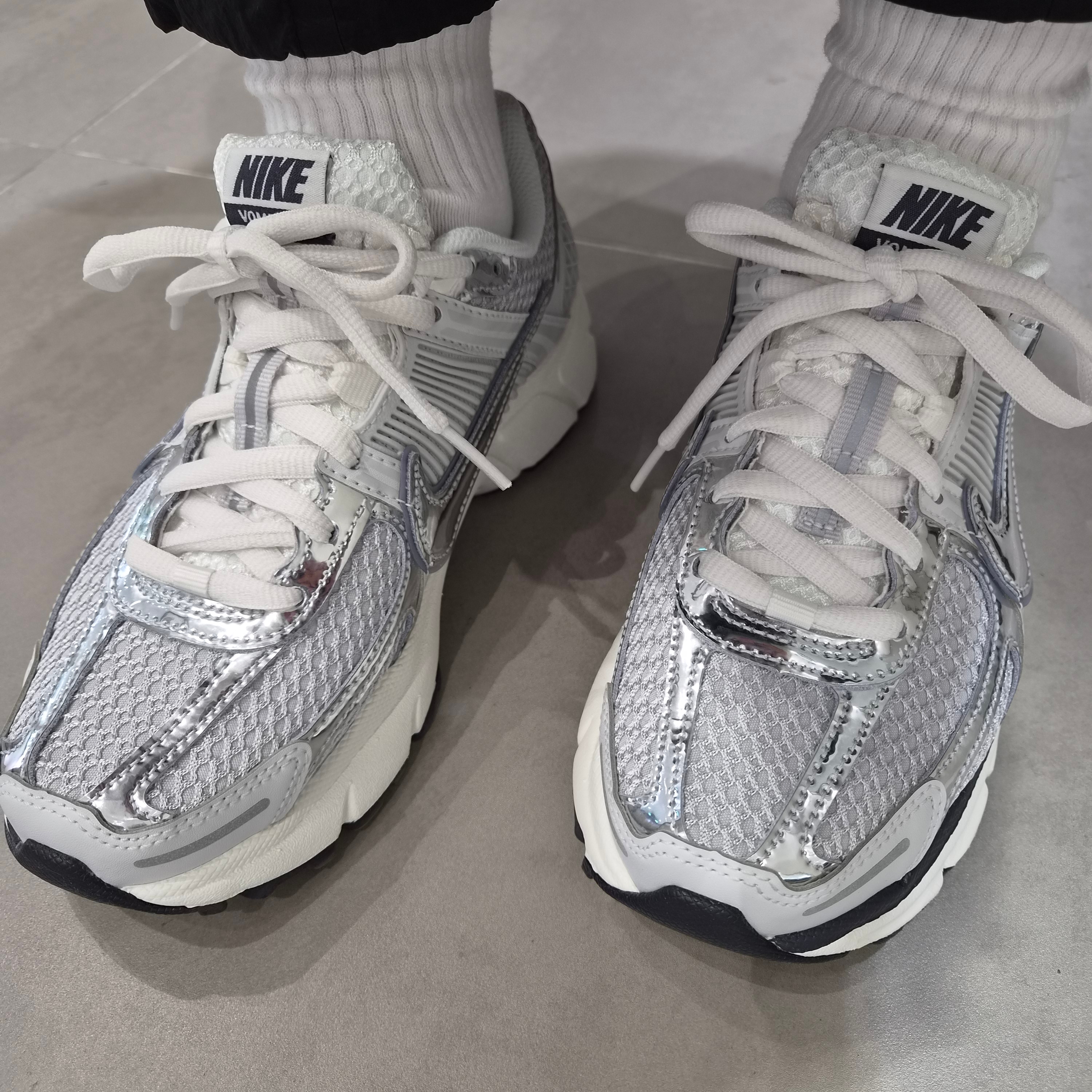 (W) Nike Zoom Vomero 5 Photon Dust and Metallic Silver 착용 스타일 - 1