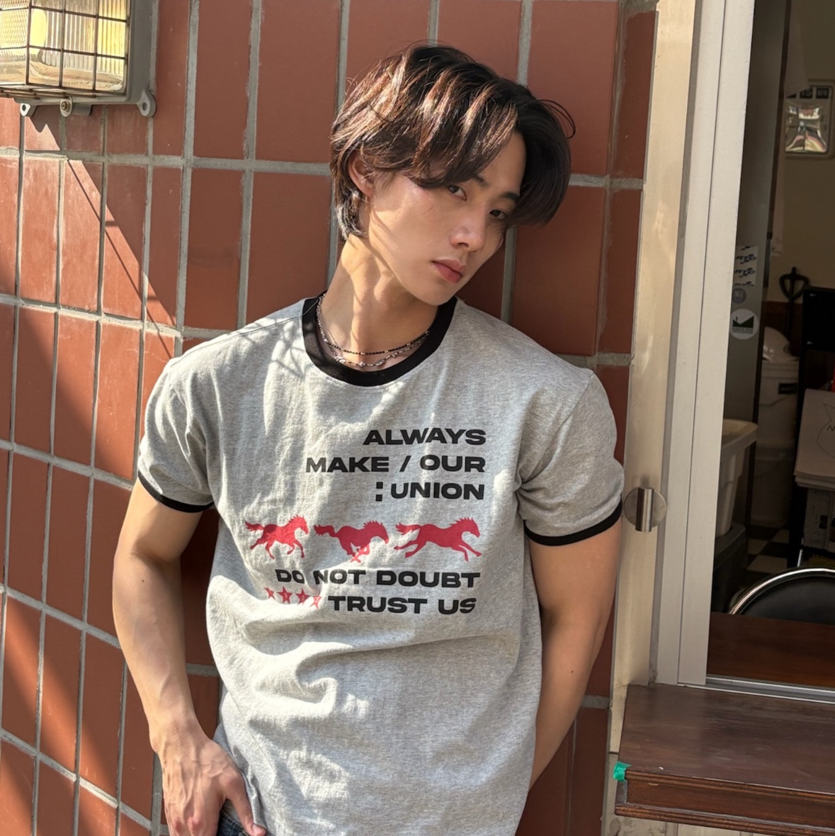 AMOU Runing Horse Ringer T-Shirts Gray 착용 스타일 - 1