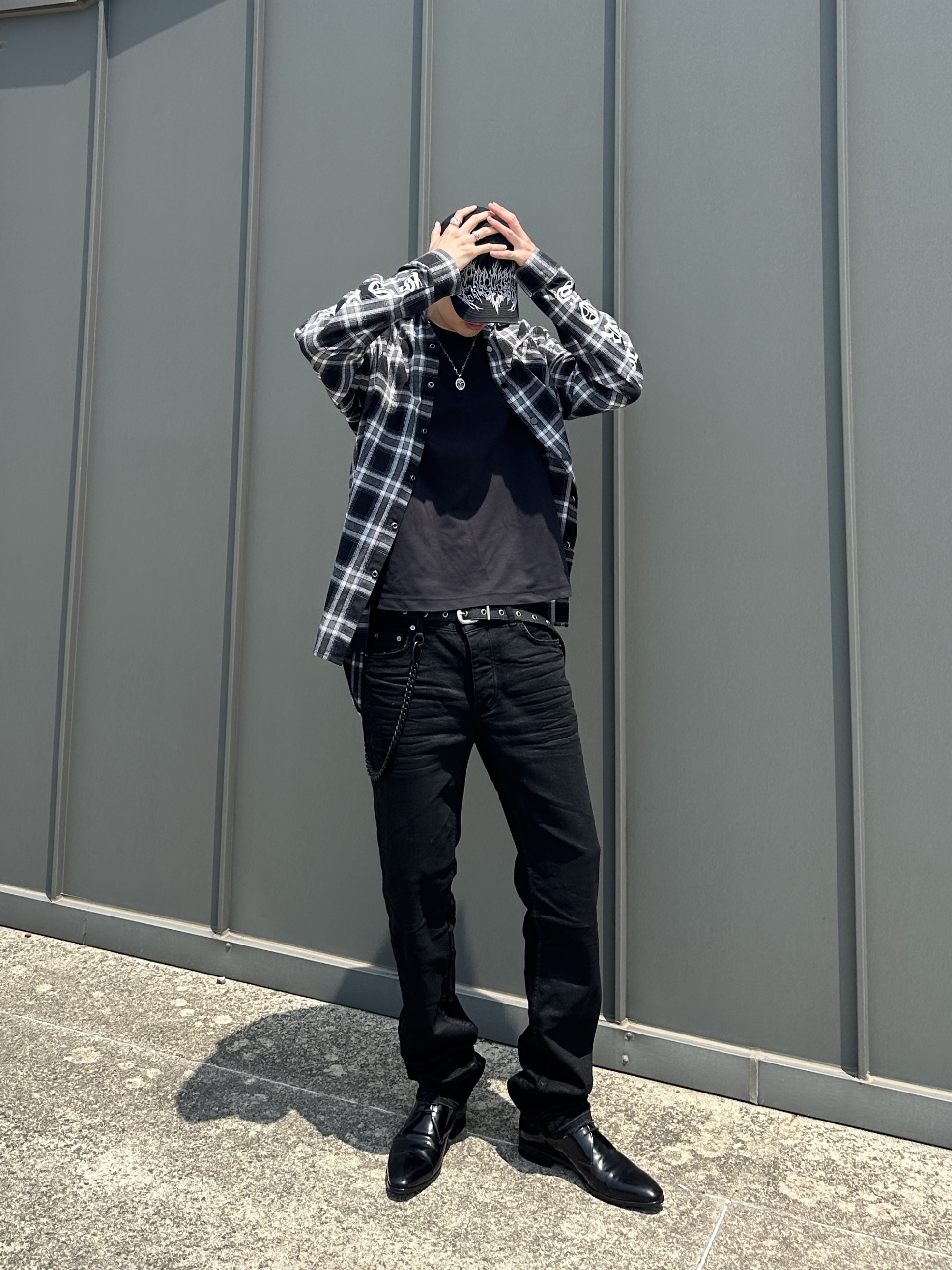 Undermycar Black Bold Chain Slim Straight Wax Coated Jeans Black, Project G/R Metalic Logo Cap Black 착용 스타일 - 1