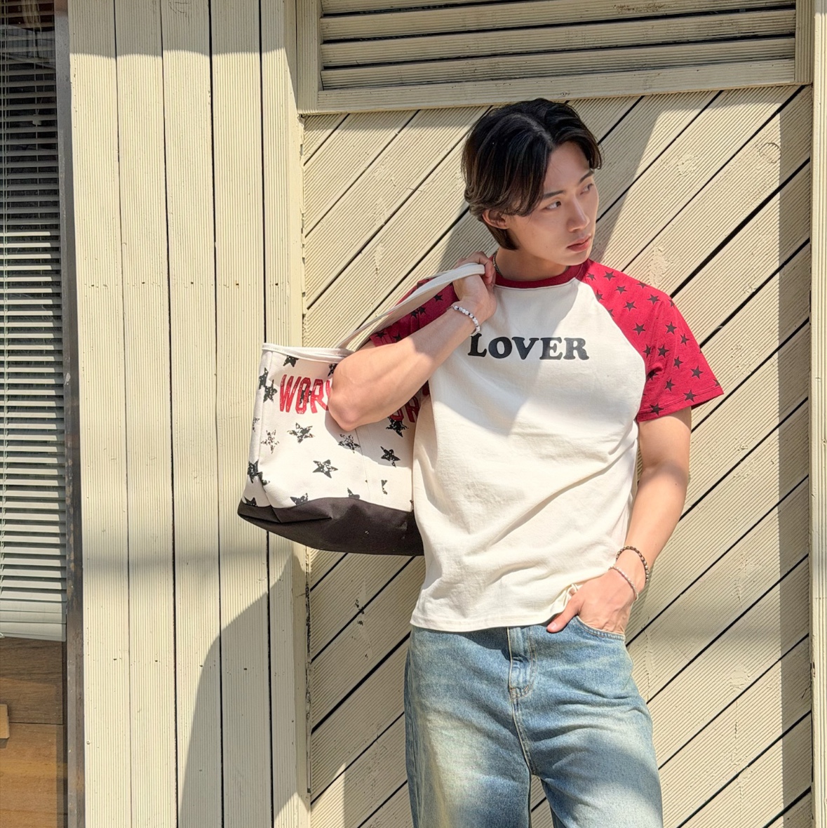 AMOU Dot Star Tote Bag, [KREAM 단독] AMOU Lover Reglan T-Shirts Red 착용 스타일 - 1