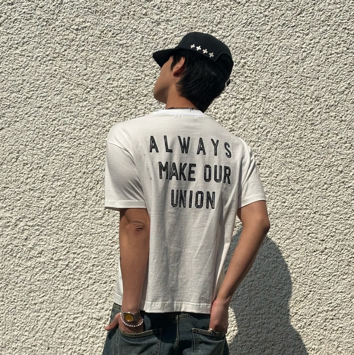 AMOU Holiday Half T- Shirts White, AMOU Work For Peace 5pannel Cap Black 착용 스타일 - 2