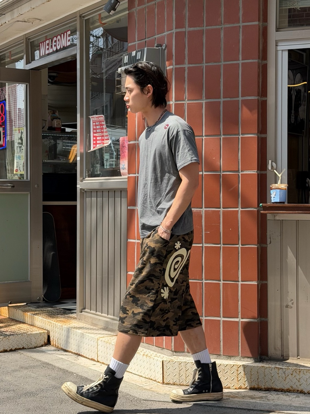 [KREAM 단독] AMOU Molly Camo One Tuck Sweat Bermudapants Green, [KREAM 단독] AMOU Kiss Mark Garment T-Shirts Chacoal 착용 스타일 - 2