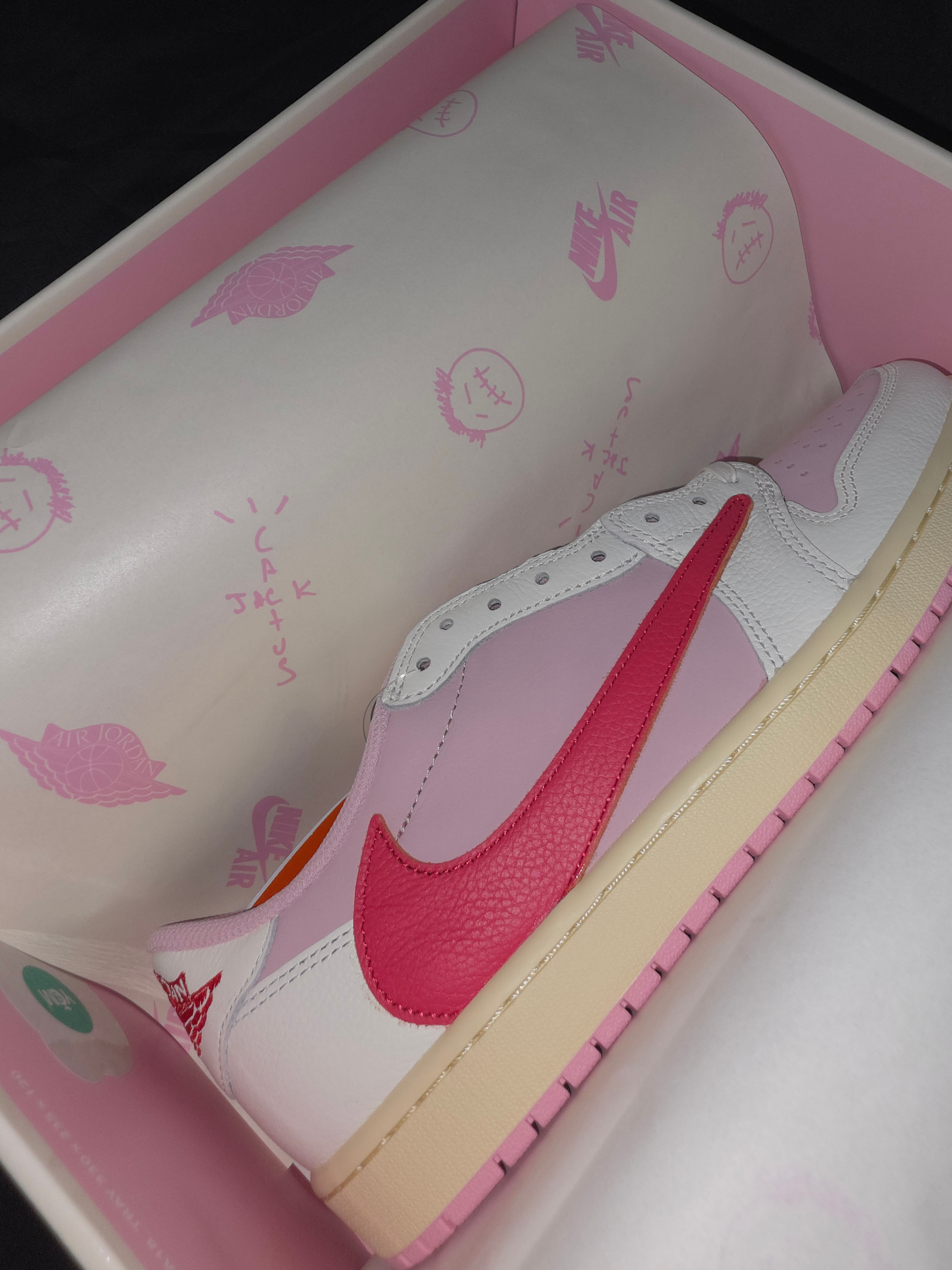 Jordan 1 x Travis Scott Retro Low OG SP Sail Tropical Pink 착용 스타일 - 2