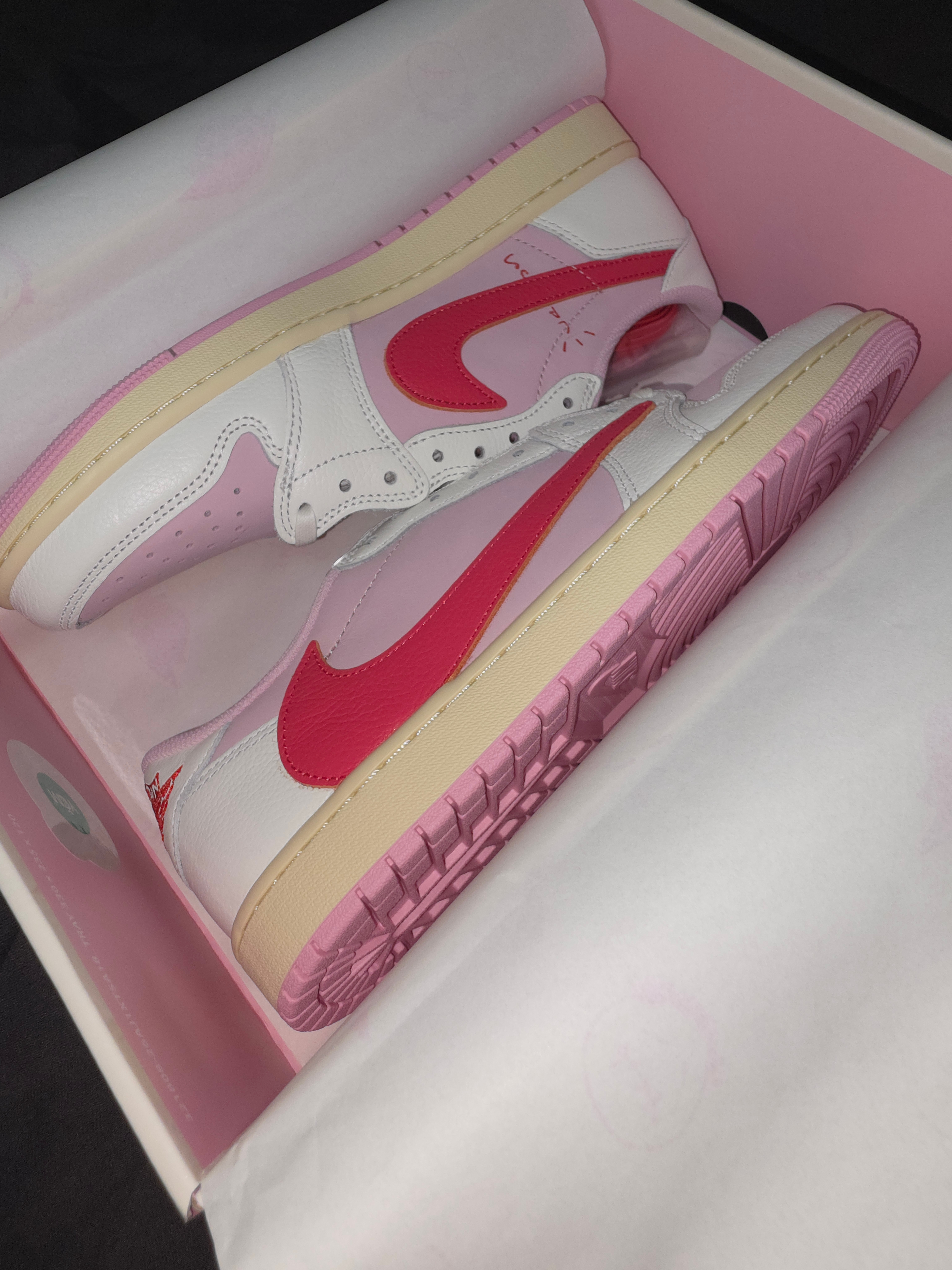 Jordan 1 x Travis Scott Retro Low OG SP Sail Tropical Pink 착용 스타일 - 3