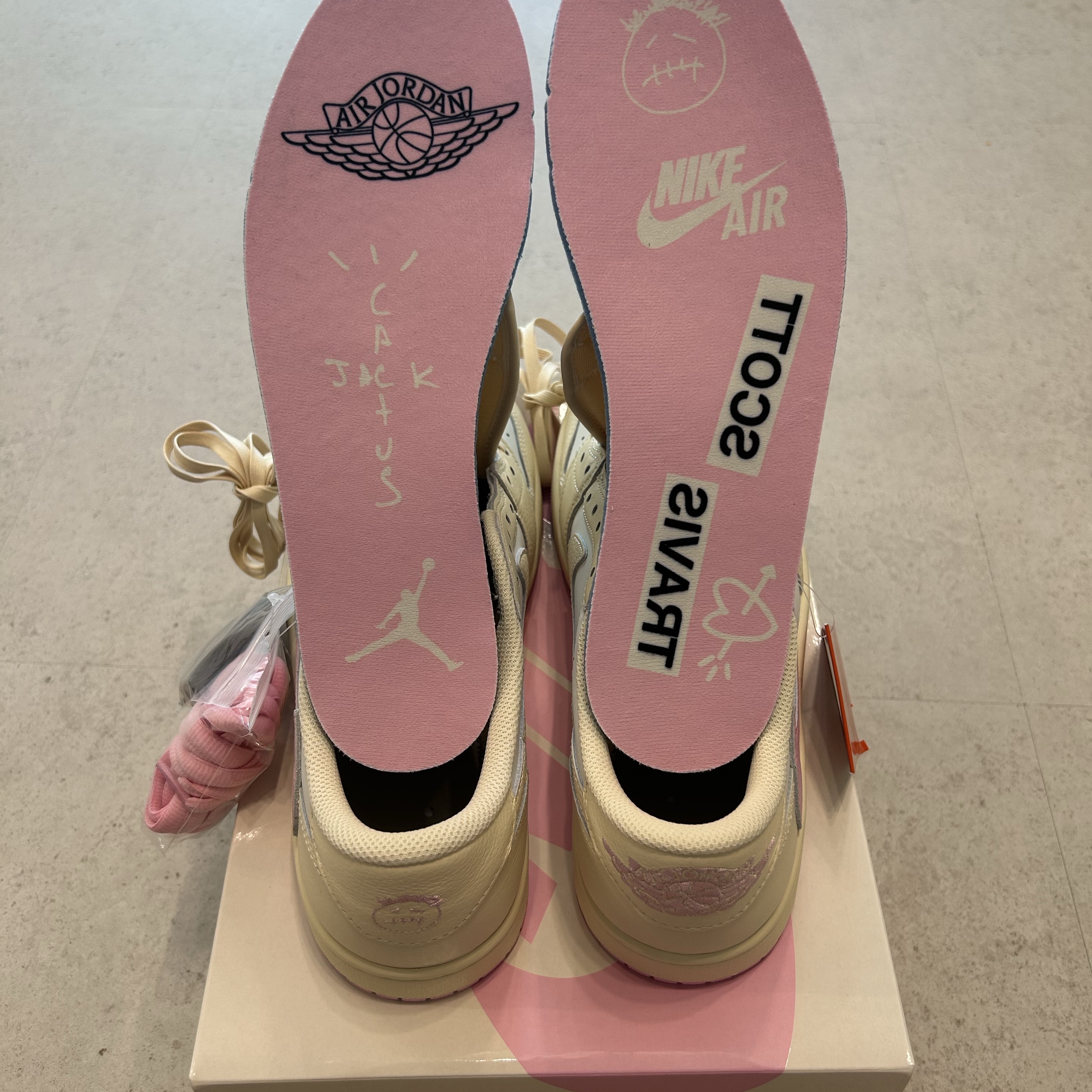 Jordan 1 x Travis Scott Retro Low OG SP Muslin Shy Pink 착용 스타일 - 7