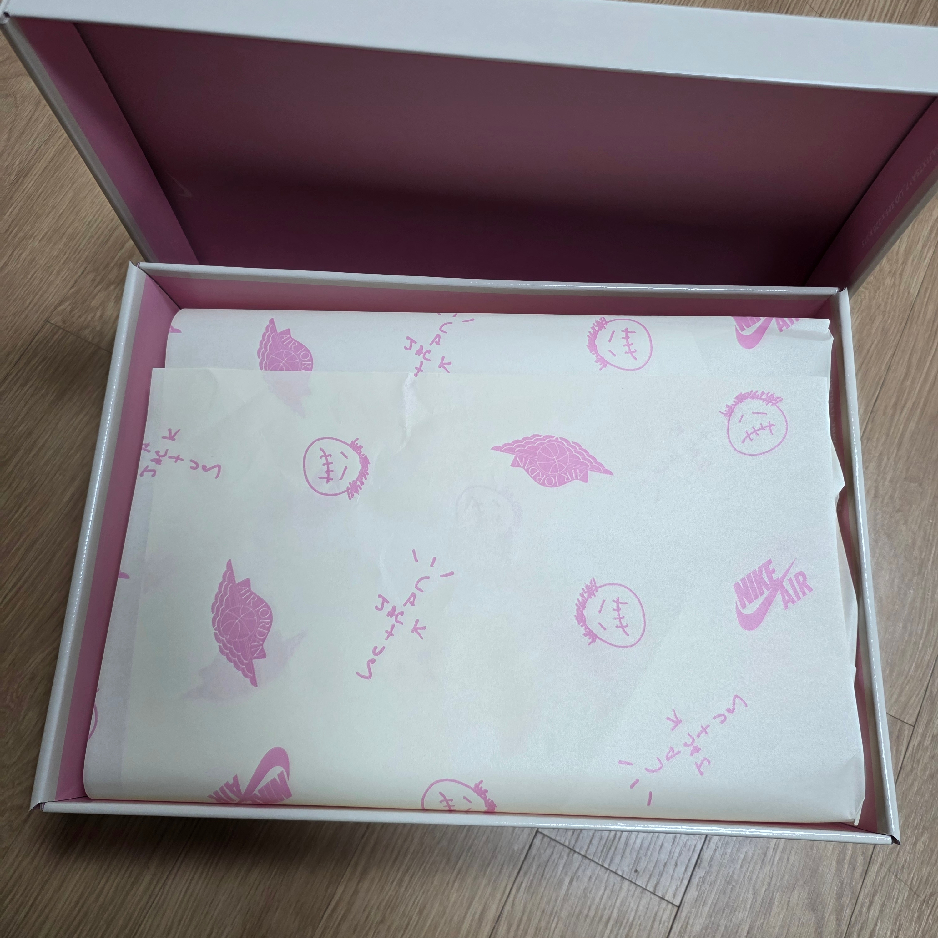 Jordan 1 x Travis Scott Retro Low OG SP Muslin Shy Pink 착용 스타일 - 3