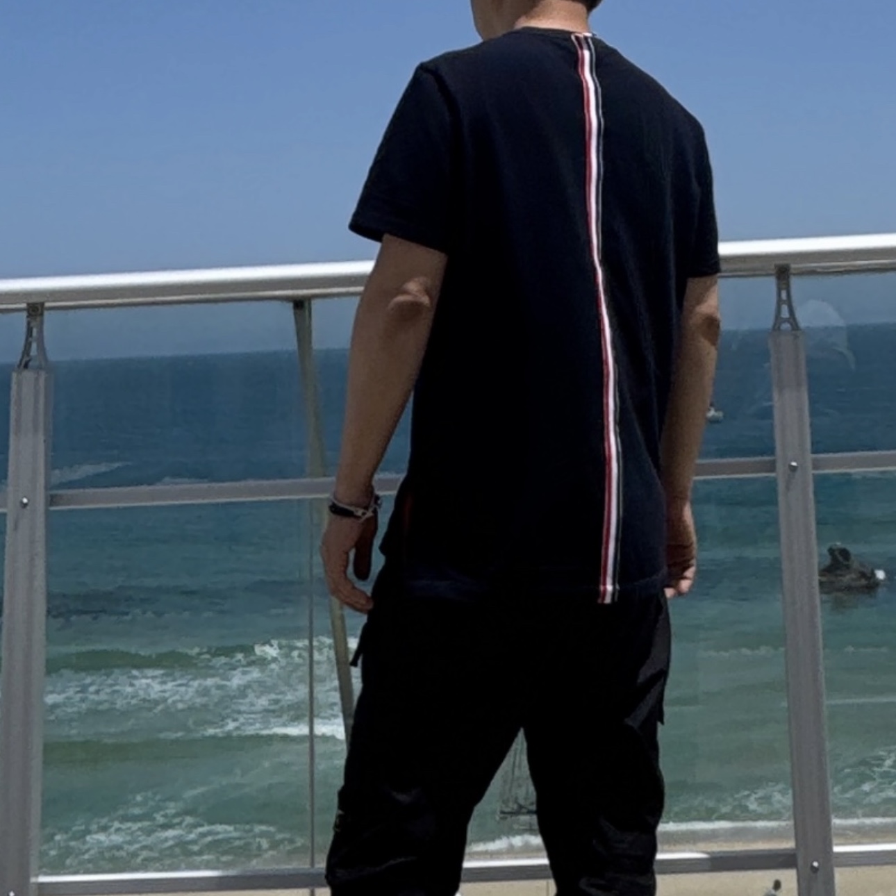 Thom Browne Pique Center Back Stripe Relaxed Fit T-Shirt Navy, Stone Island 3100033 Stretch Organic Broken Twill Cotton Old Effect Regular Tapered Fit Cargo Trousers with Elasticated Waistband Black - 25FW 착용 스타일 - 2