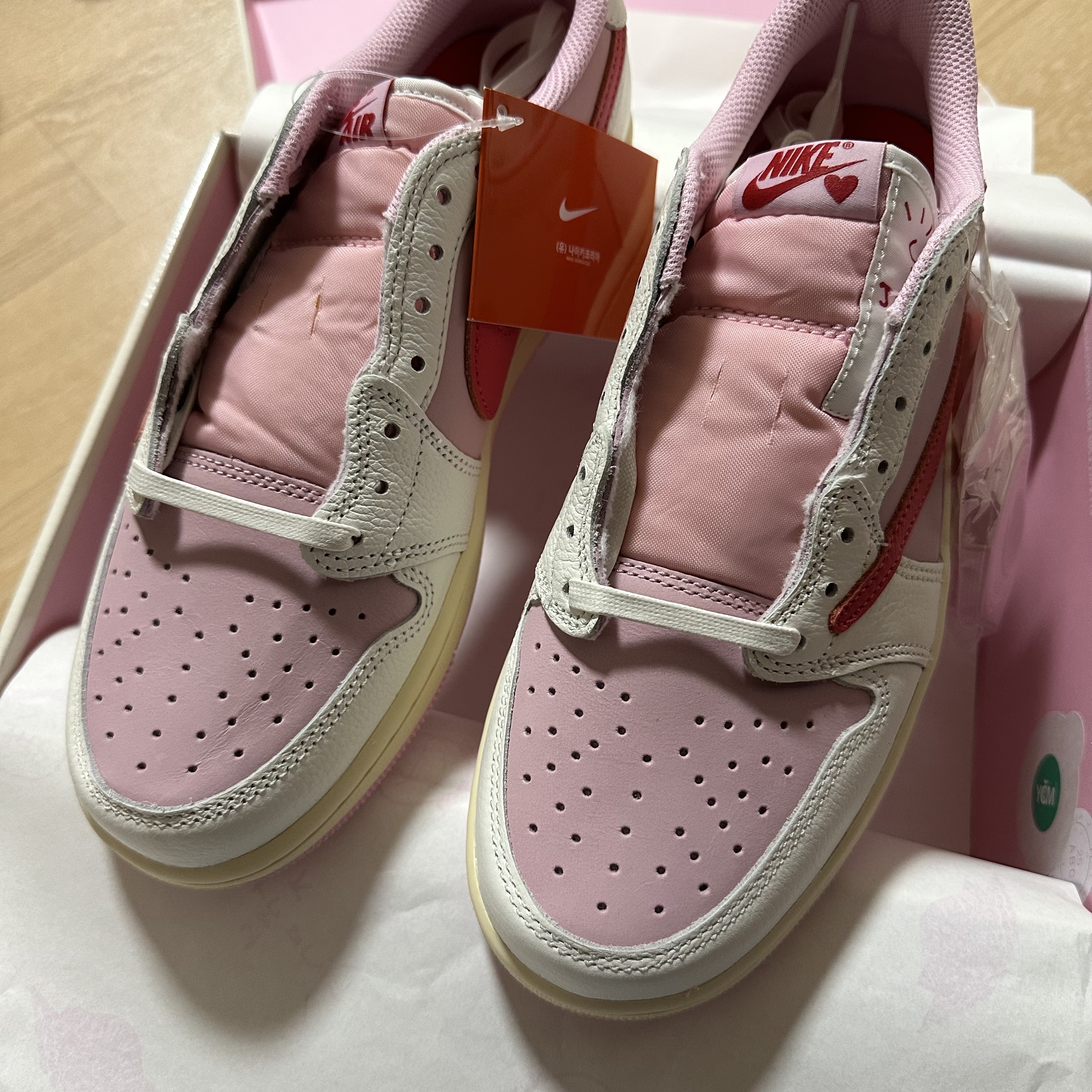 Jordan 1 x Travis Scott Retro Low OG SP Sail Tropical Pink 착용 스타일 - 1