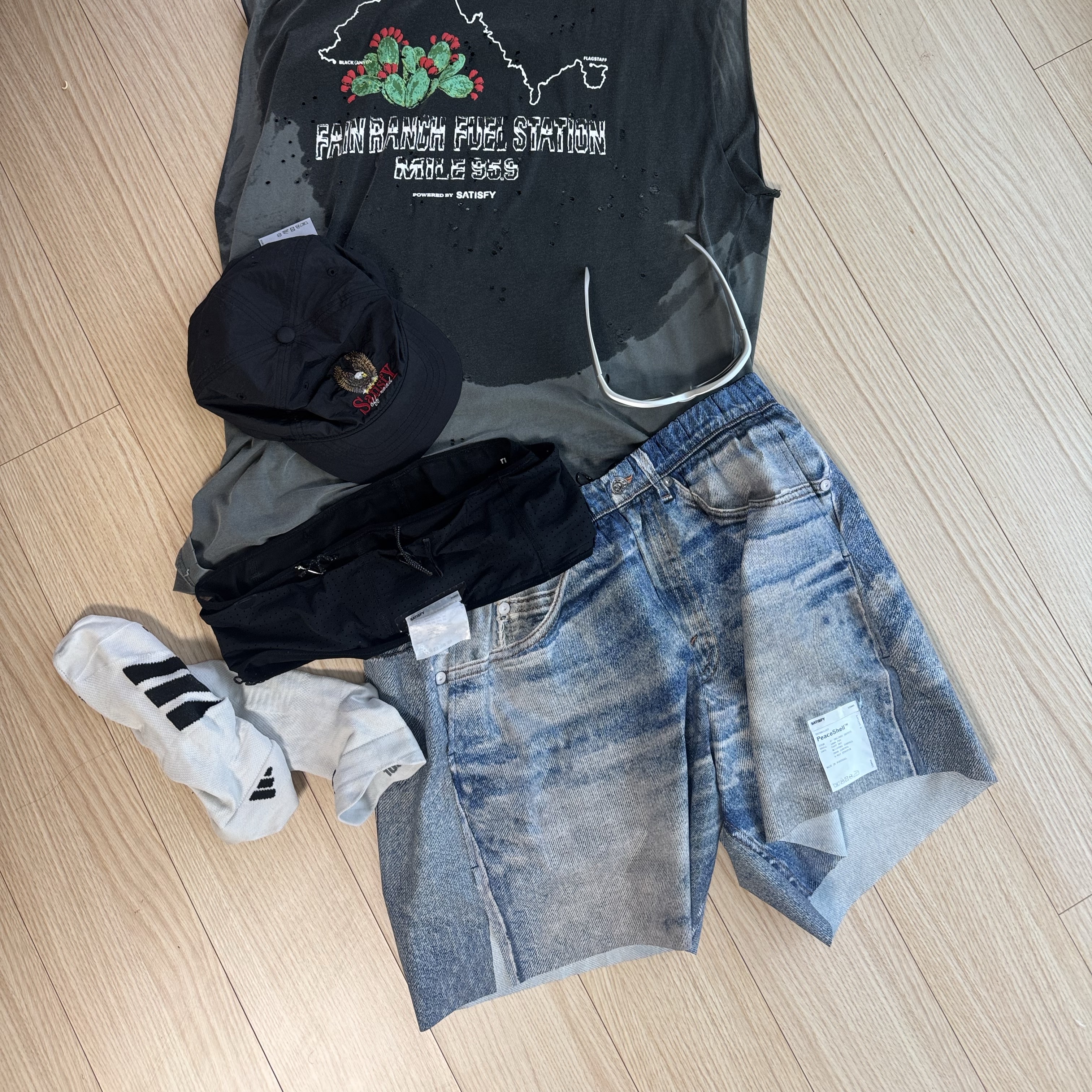 Satisfy Peaceshell 5 Inch Unlined Shorts Digital Denim, Adidas x Pharrell Williams Humanrace Adizero Adios EVO SL Core Black Semi Court Green 착용 스타일 - 2