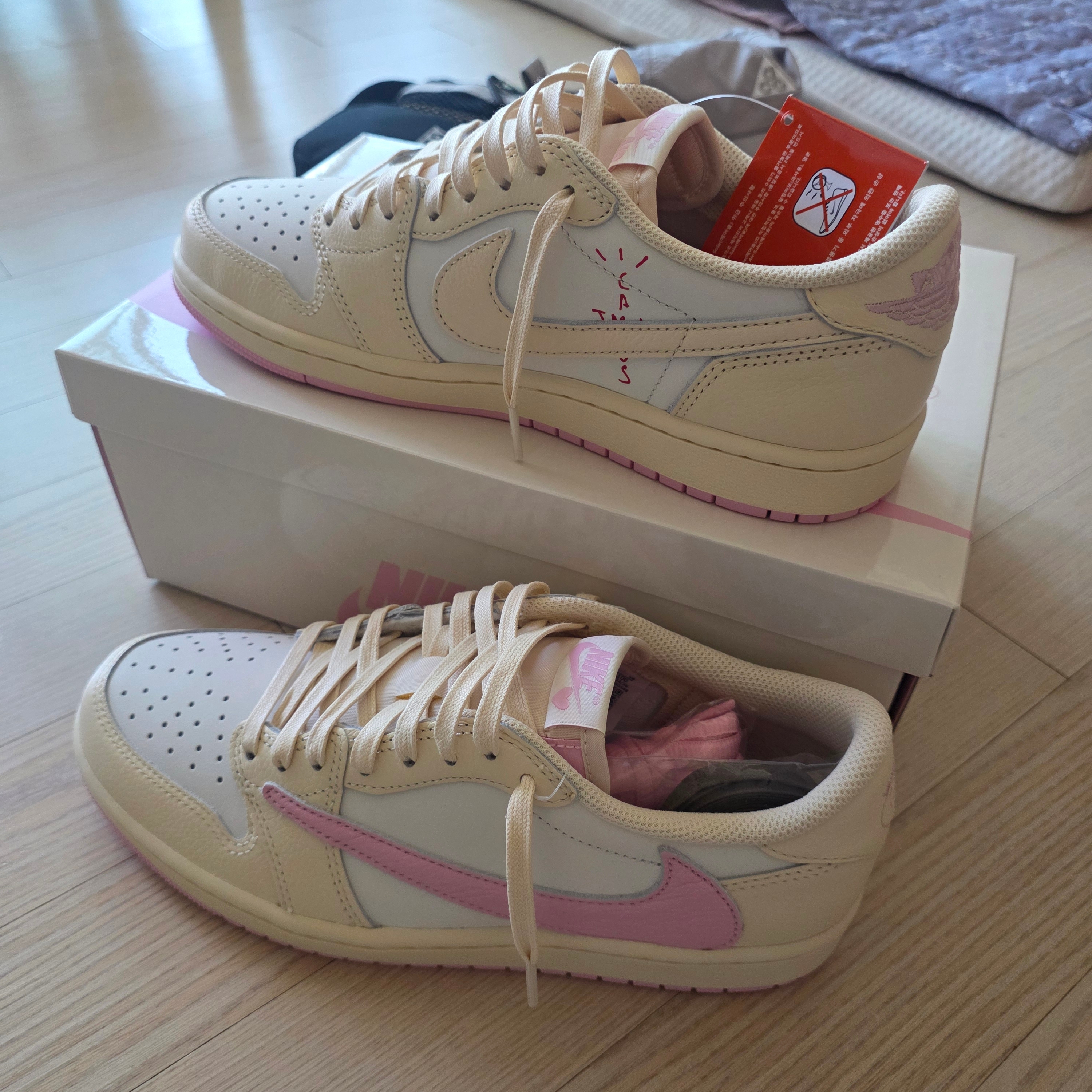 Jordan 1 x Travis Scott Retro Low OG SP Muslin Shy Pink 착용 스타일 - 2