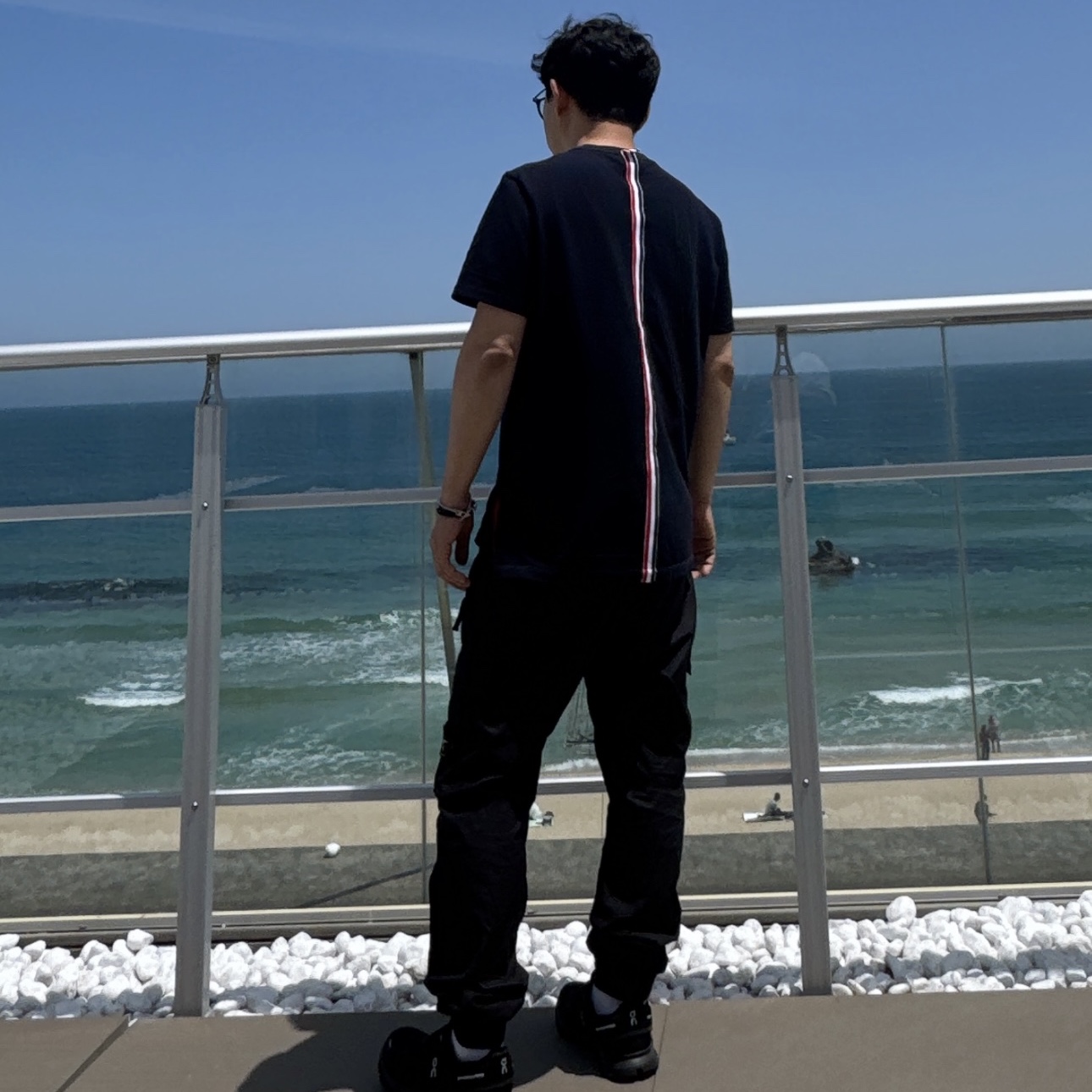 Thom Browne Pique Center Back Stripe Relaxed Fit T-Shirt Navy, Stone Island 3100033 Stretch Organic Broken Twill Cotton Old Effect Regular Tapered Fit Cargo Trousers with Elasticated Waistband Black - 25FW 착용 스타일 - 1
