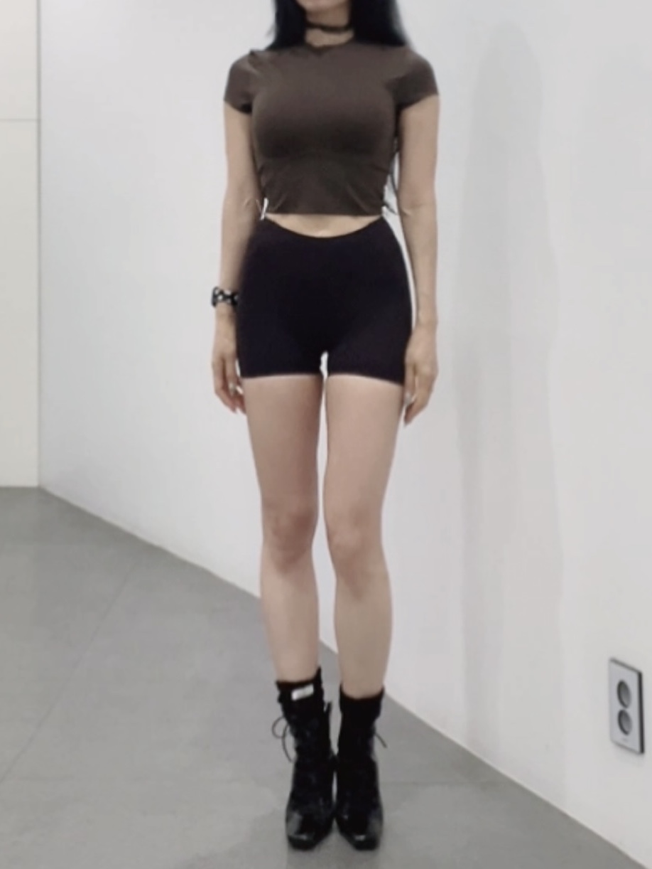 (W) NikeSKIMS Studio Stretch 2 inch Shorts Dark Roast, (W) NikeSKIMS Baby T-Shirt Obisidian 착용 스타일