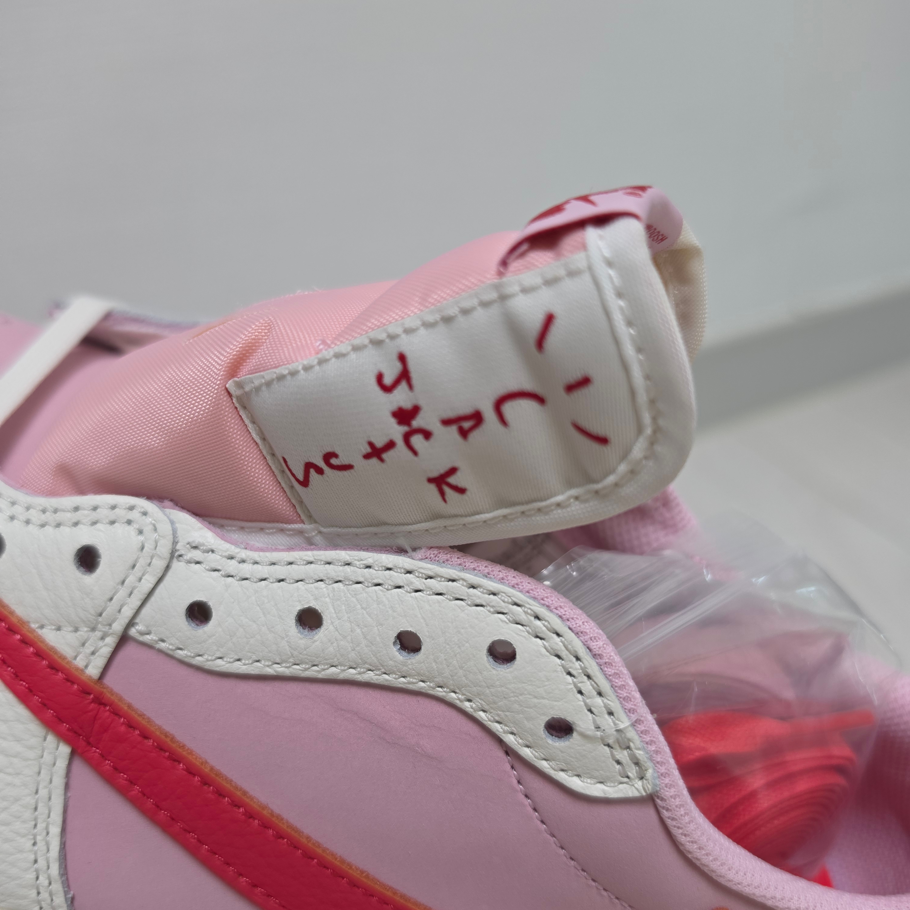 Jordan 1 x Travis Scott Retro Low OG SP Sail Tropical Pink 착용 스타일 - 3